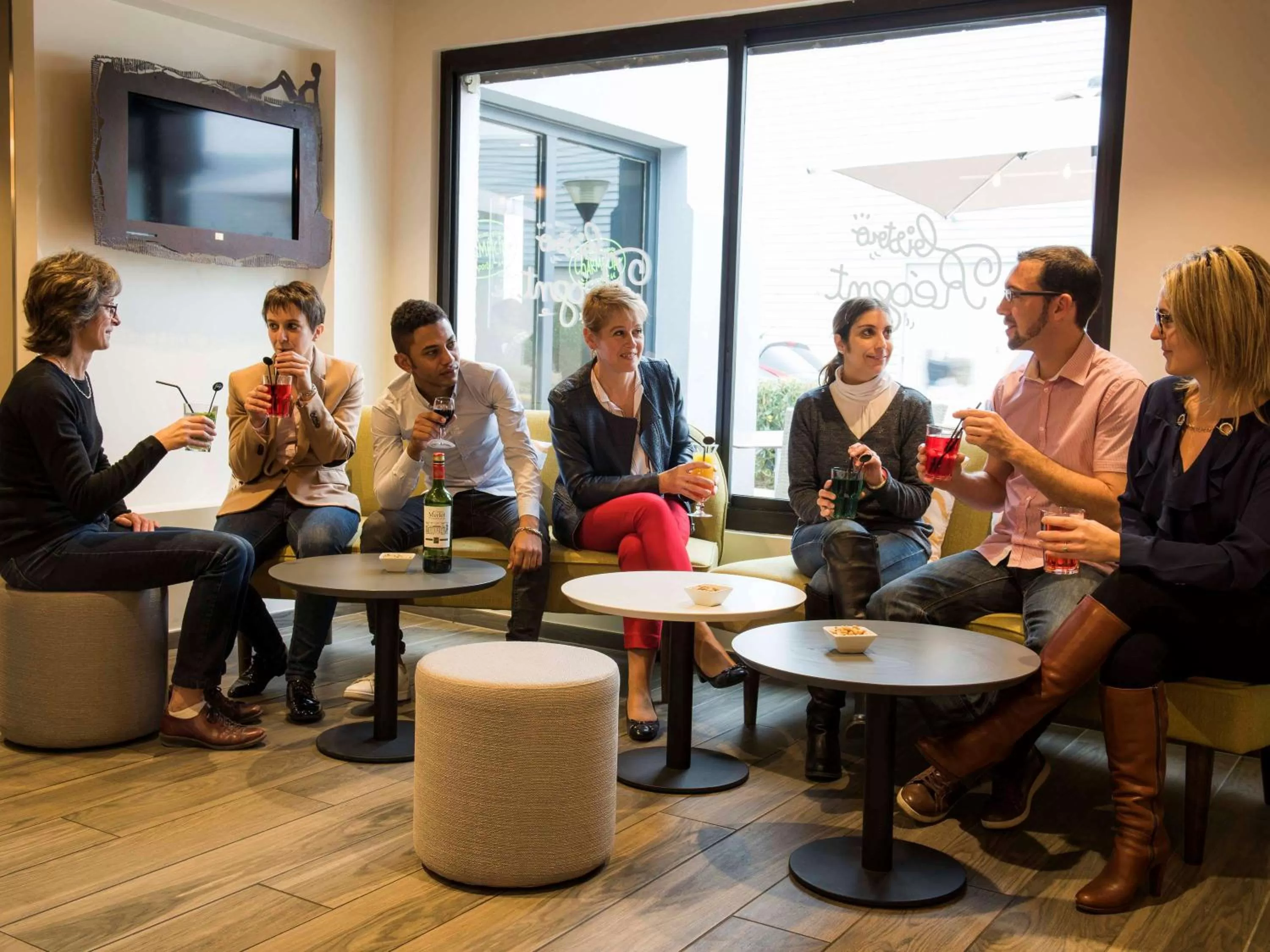 Lounge or bar in ibis Tours Nord