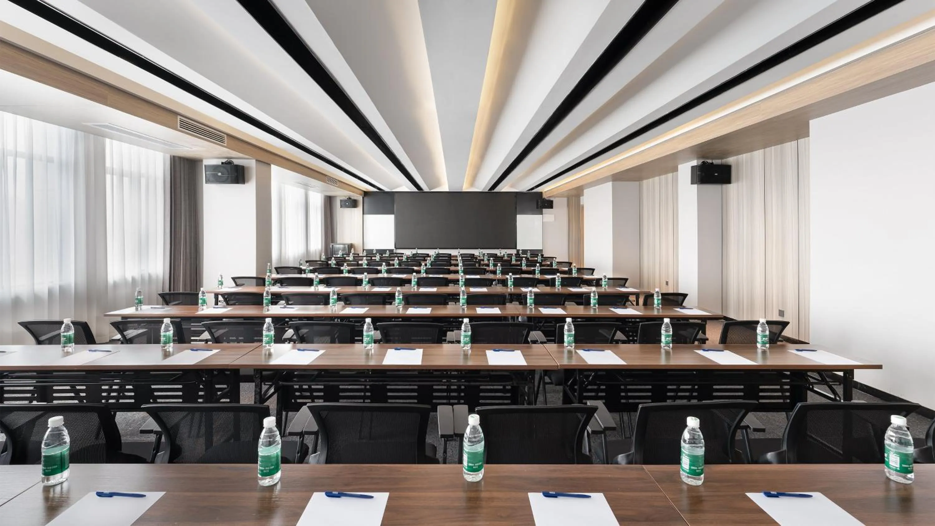 Meeting/conference room in Holiday Inn Express Nanchang Qingshan Lake View, an IHG Hotel