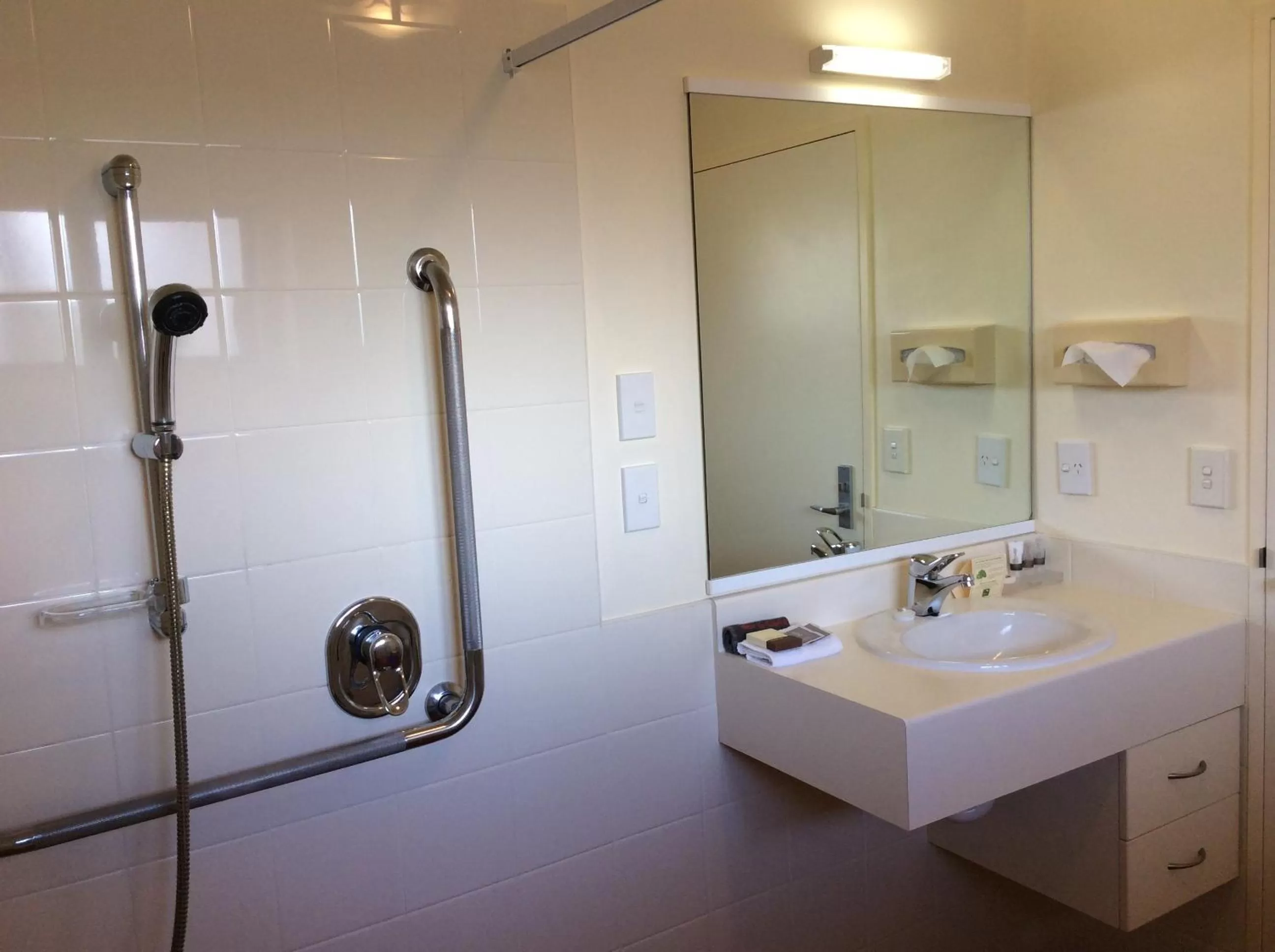 Shower in Chancellor Motor Lodge and Conference Centre