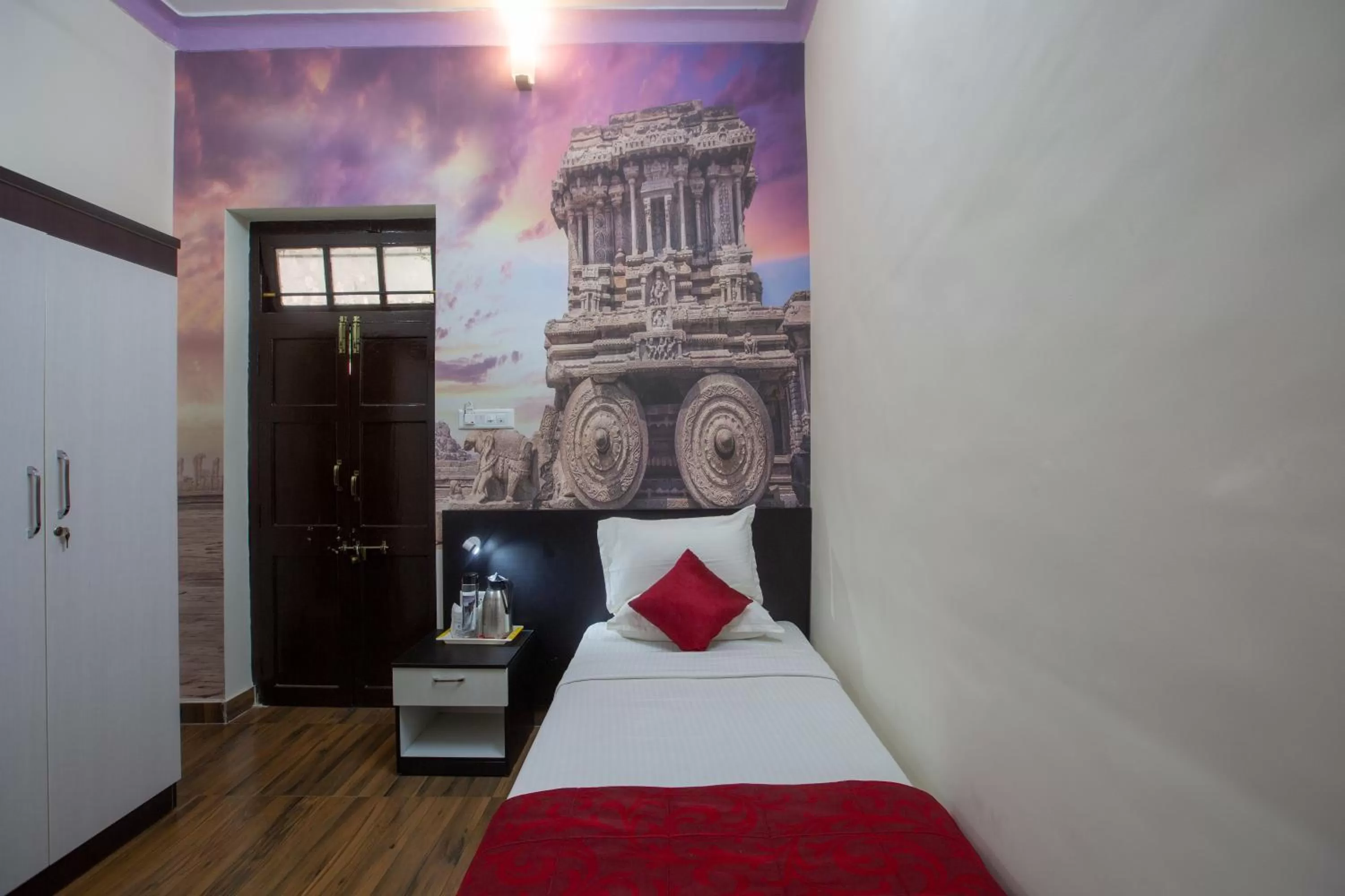 Bed in KSTDC Hotel Mayura Vijayanagara TB Dam