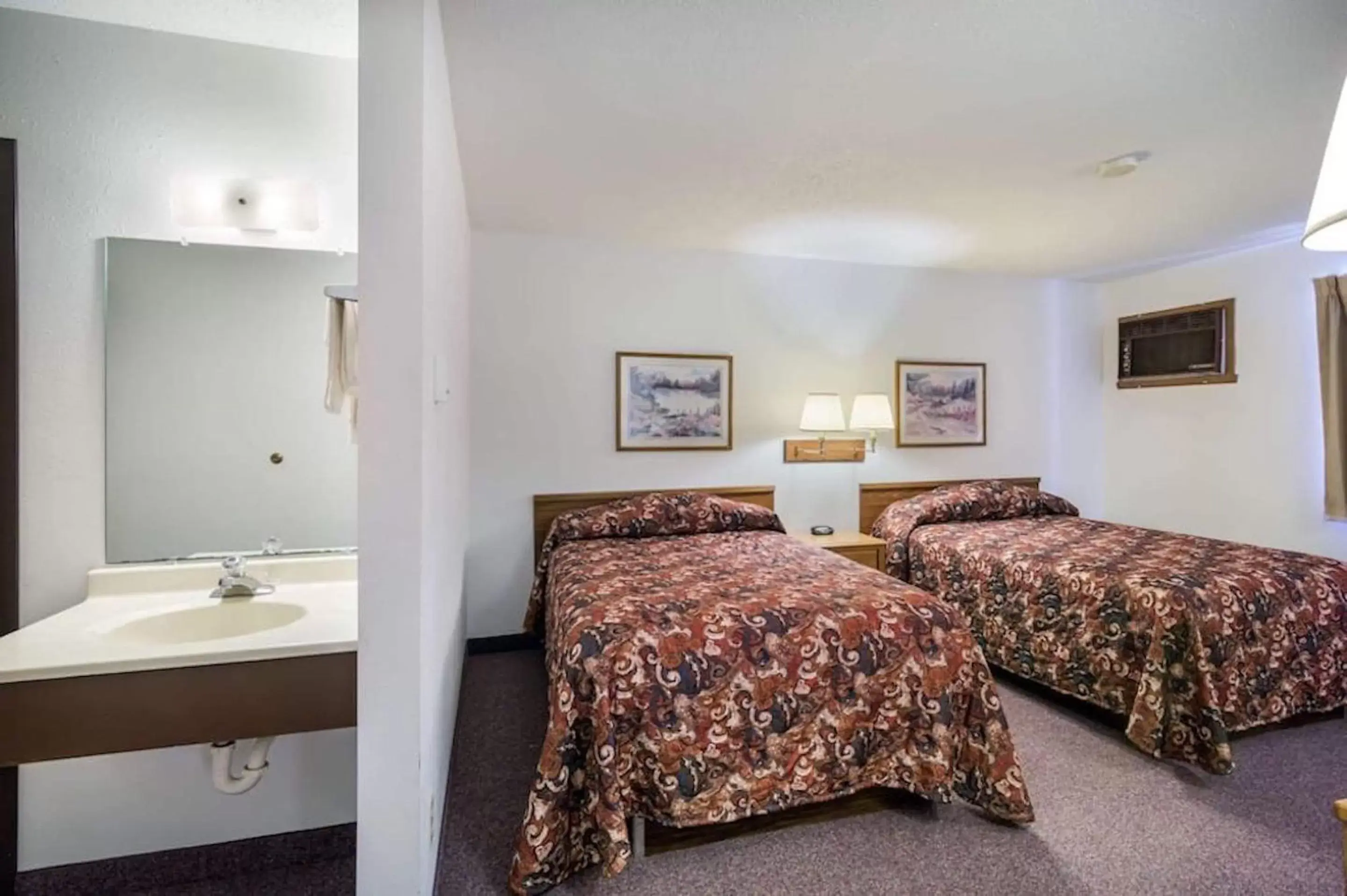 Double Room with Two Double Beds - Non-Smoking in Rodeway Inn Gateway to Medora T-Roosevelt & Makoshika State Park Double Room with Two Double Beds - Non-Smoking in Rodeway Inn Gateway to Medora T-Roosevelt & Makoshika State Park