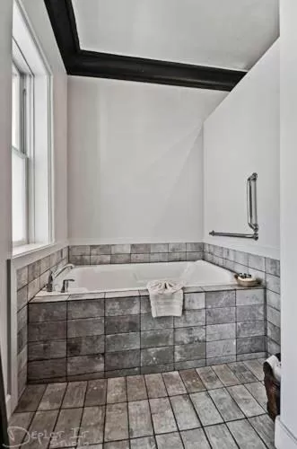 Bathroom in New Orleans Hotel Eureka Springs