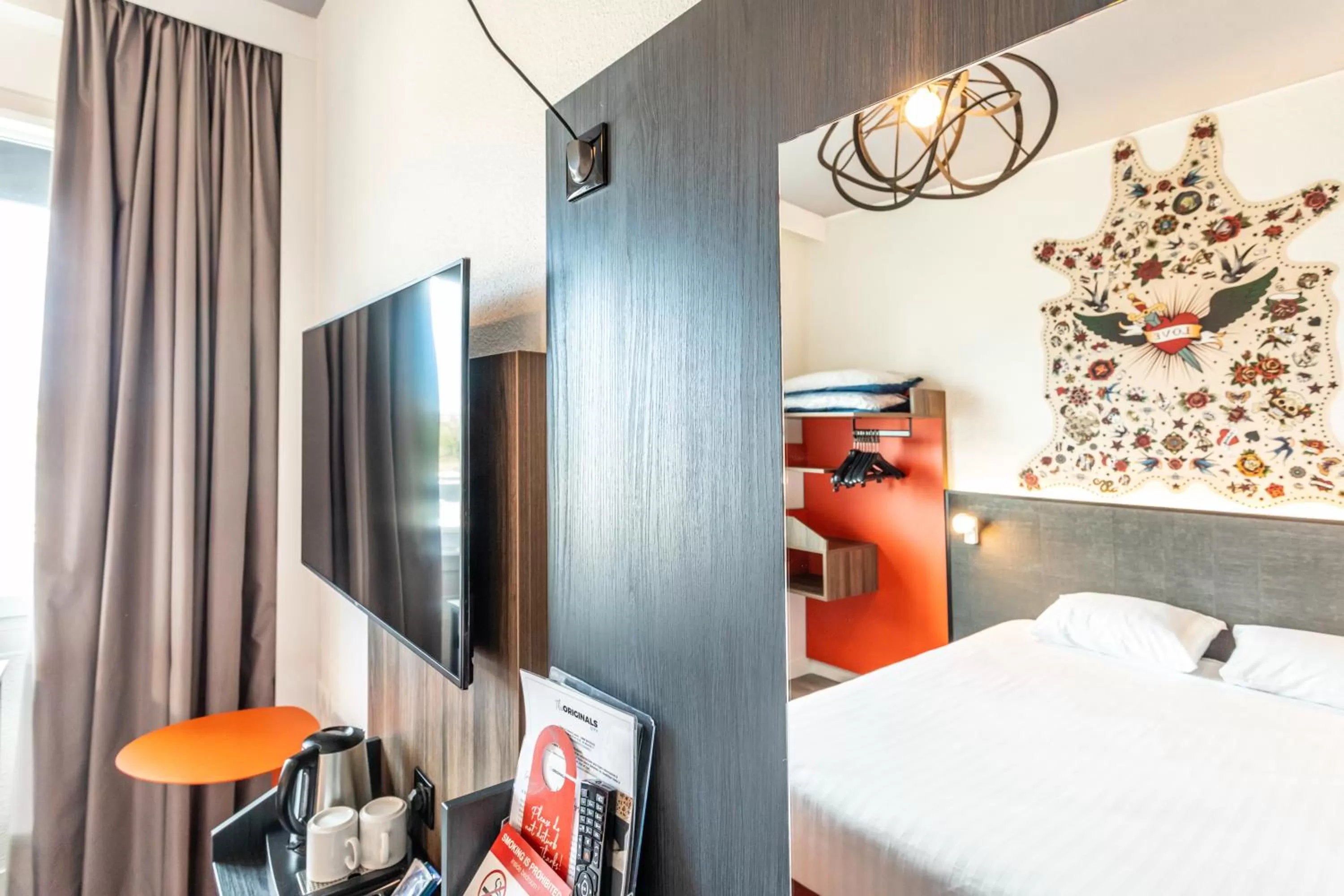 Bed in Hôtel The Originals City Le Berry - proche centre-ville - Gare - parking - recharge véhicule