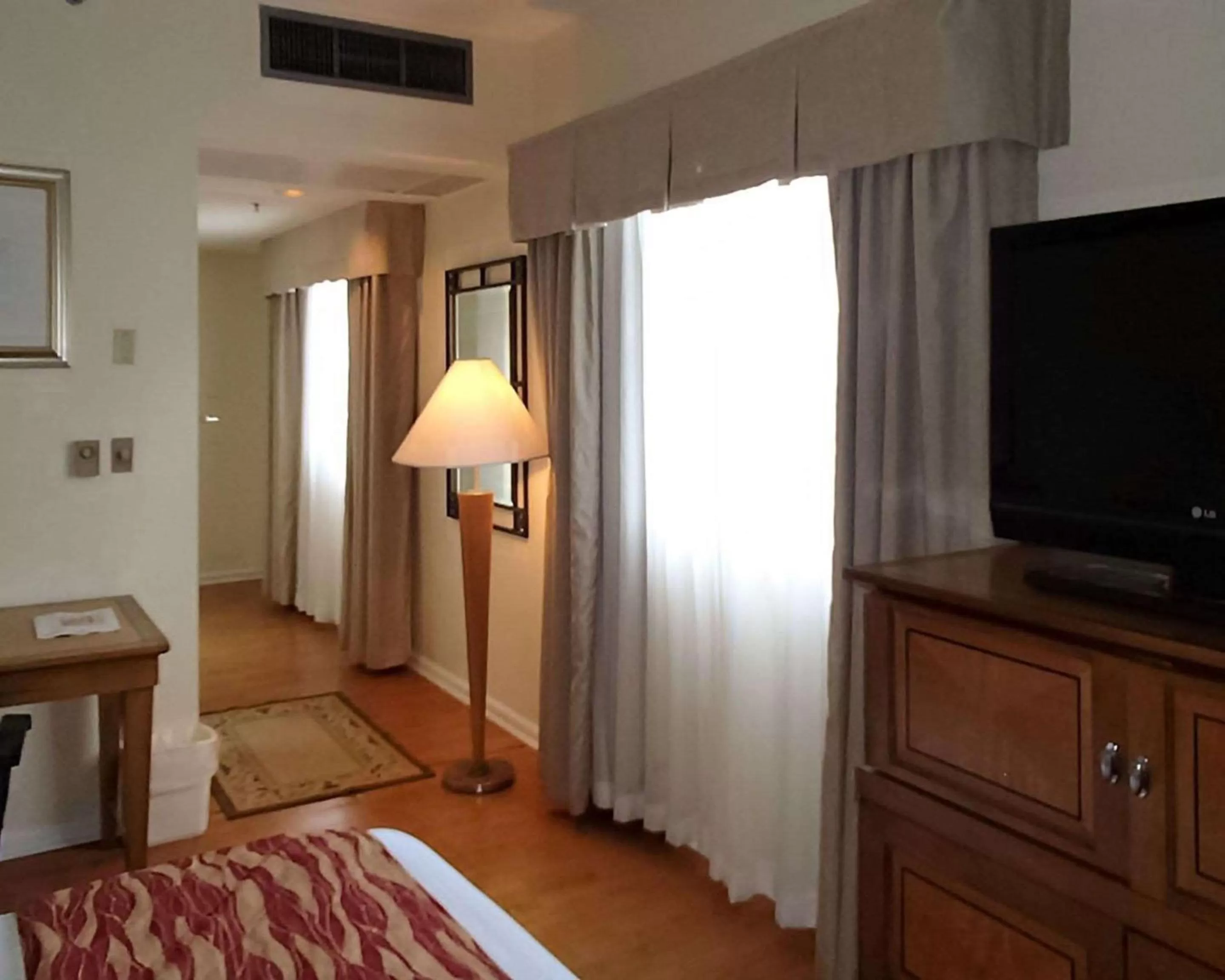 Photo of the whole room, Bed in Rodeway Inn South Miami - Coral Gables