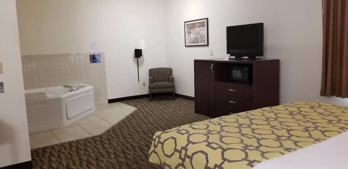 Hot Tub, Bed in Baymont by Wyndham Harlan