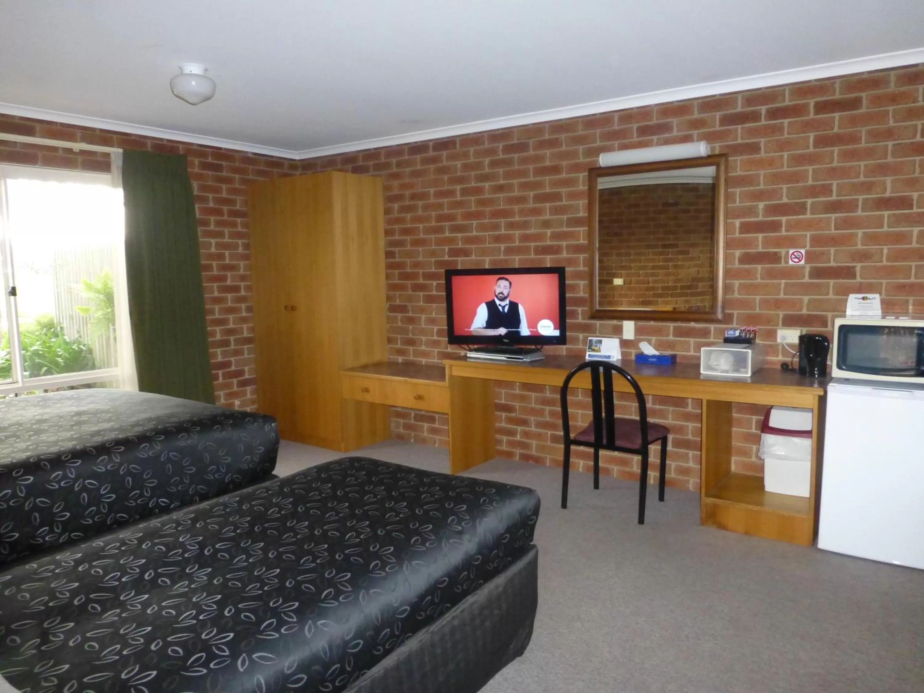 Photo of the whole room, TV/Entertainment Center in Inverloch Central Motor Inn