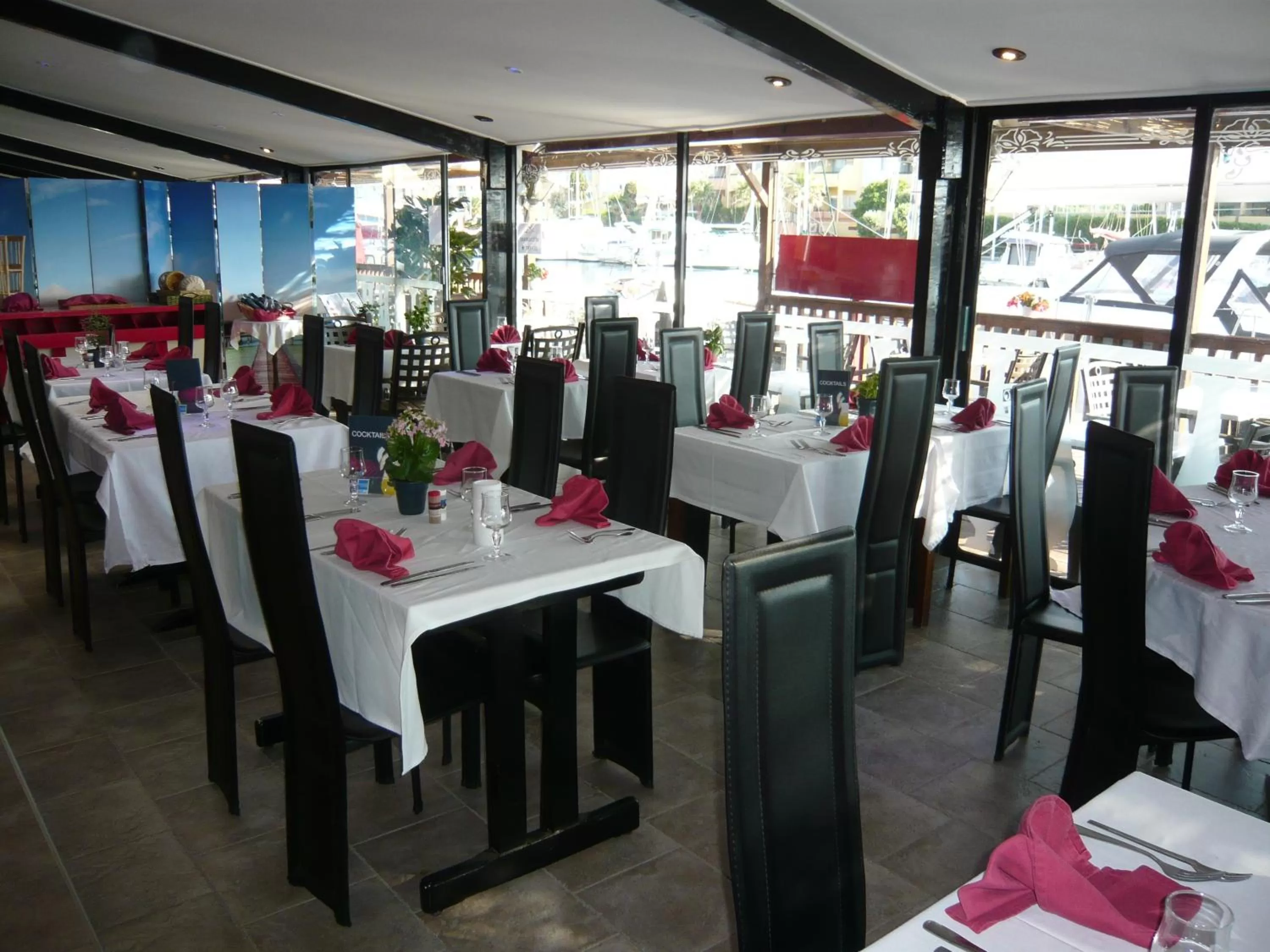 Restaurant/places to eat in Hôtel Port Beach