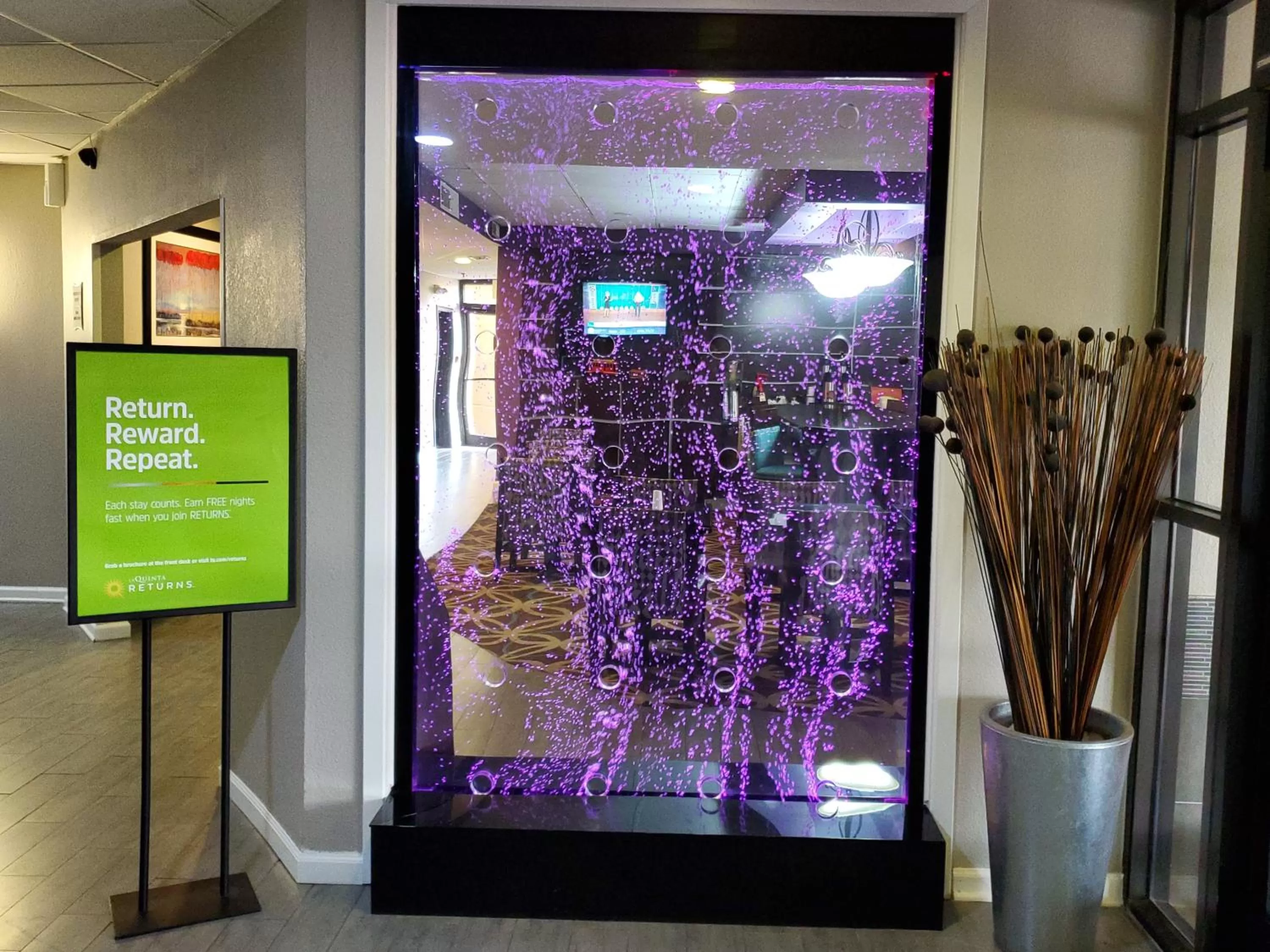 Lobby or reception in La Quinta by Wyndham Memphis Airport Graceland