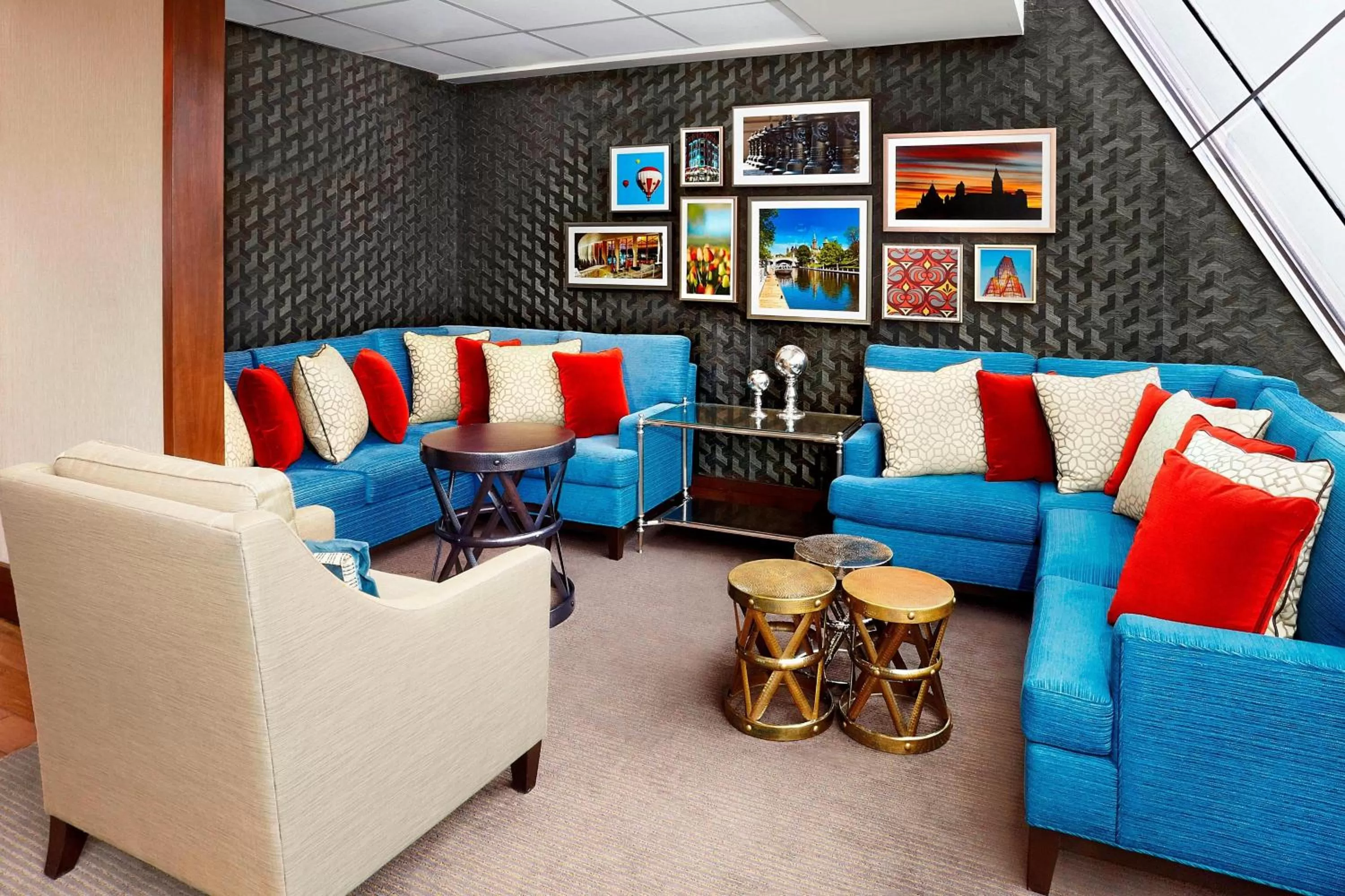 Lounge or bar in Sheraton Ottawa Hotel