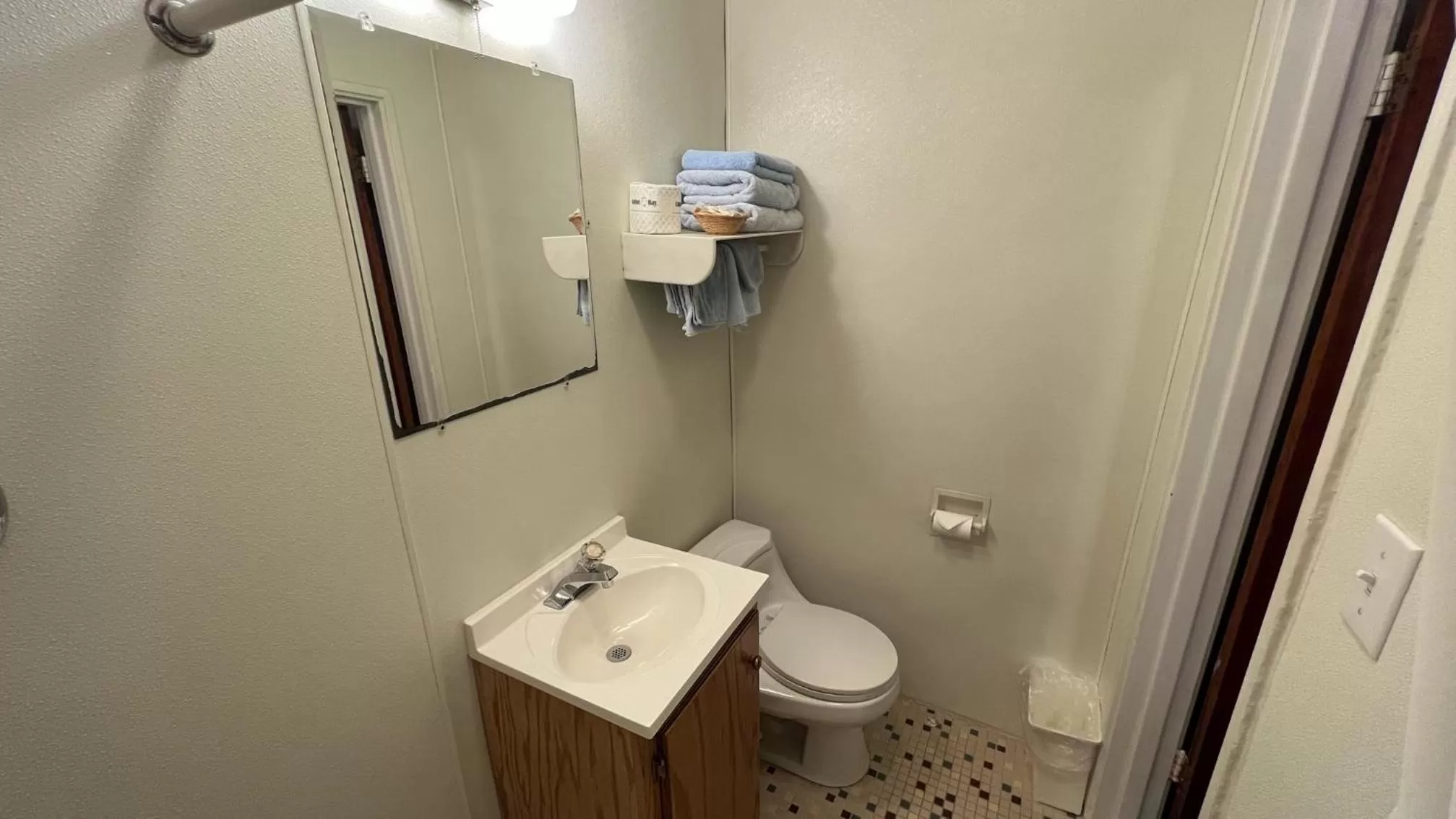 Bathroom in Four Oaks Lodging