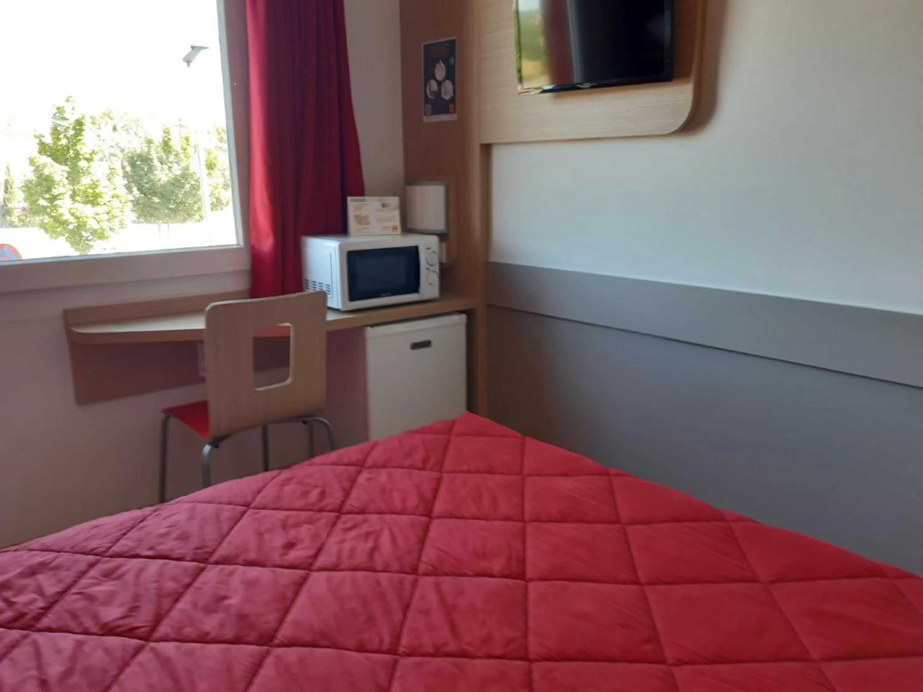 Kitchen or kitchenette, Bed in Premiere Classe Reims Nord - Bétheny