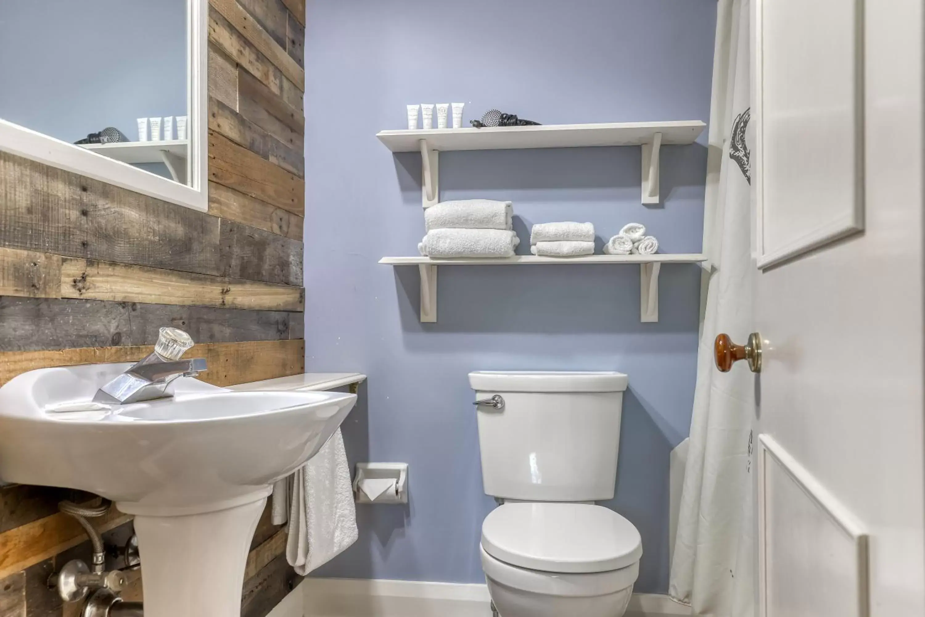 Family Room - 2 Doubles & 1 Single in Hochelaga Inn Family Room - 2 Doubles & 1 Single in Hochelaga Inn