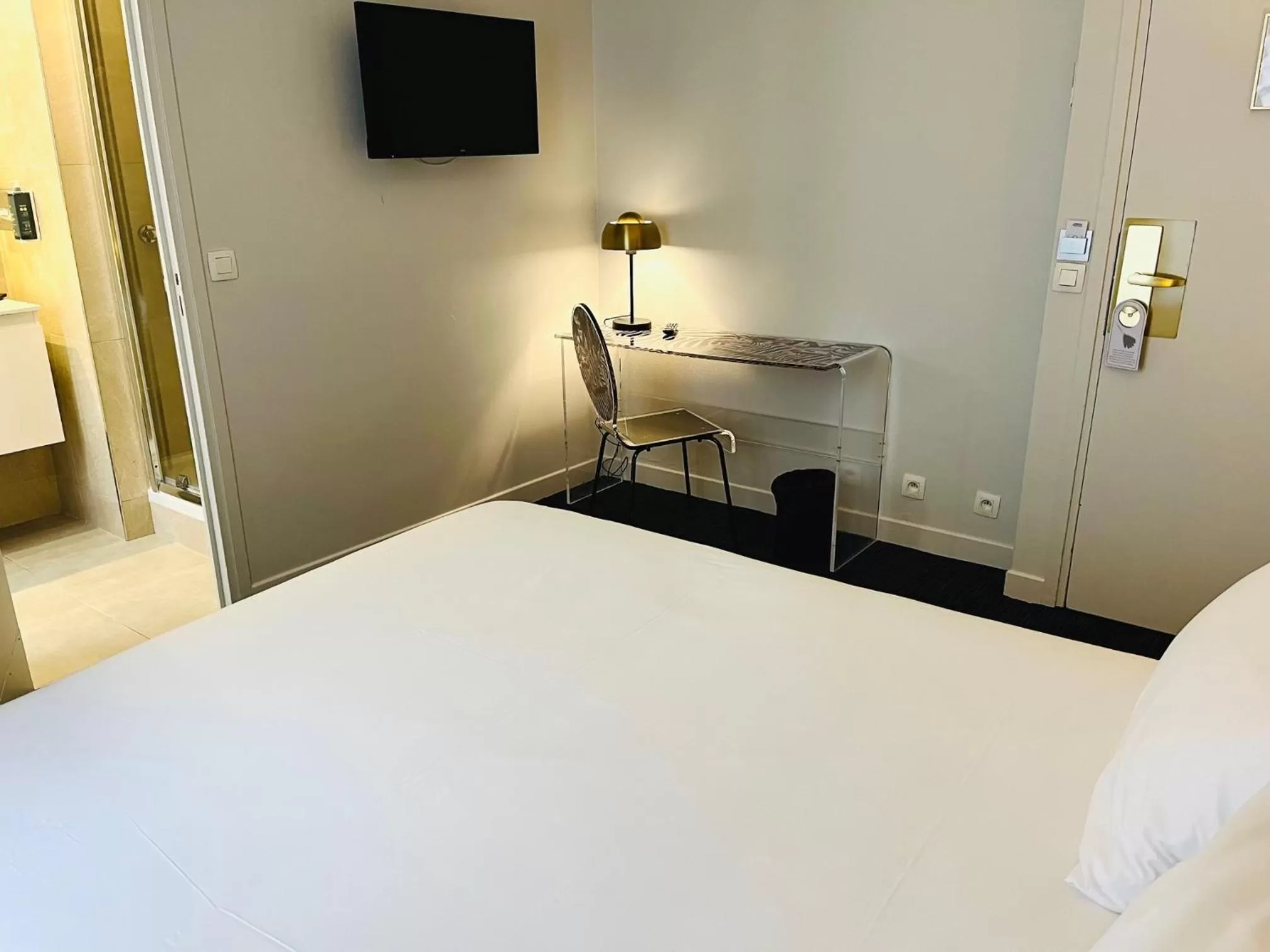 Bedroom, Bed in Hotel Le Cardinal Rueil Centre