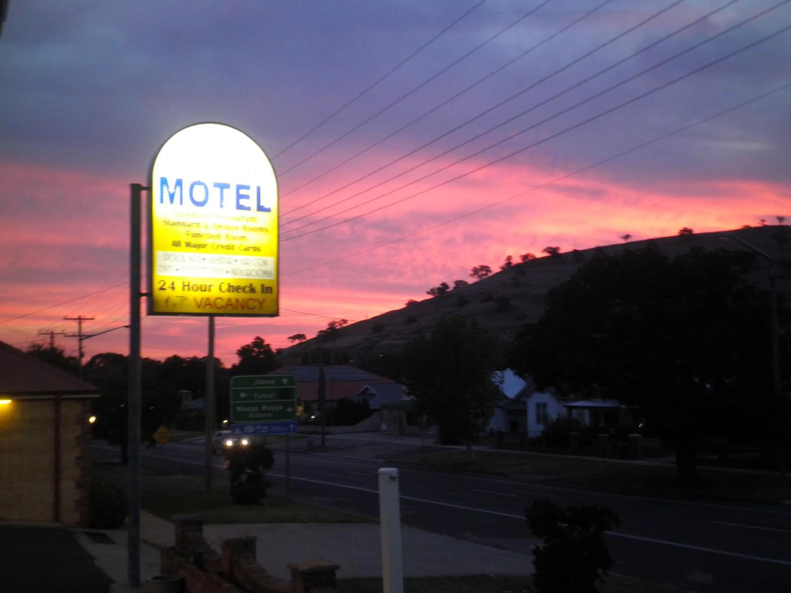Property logo or sign in Poet's Recall Motel