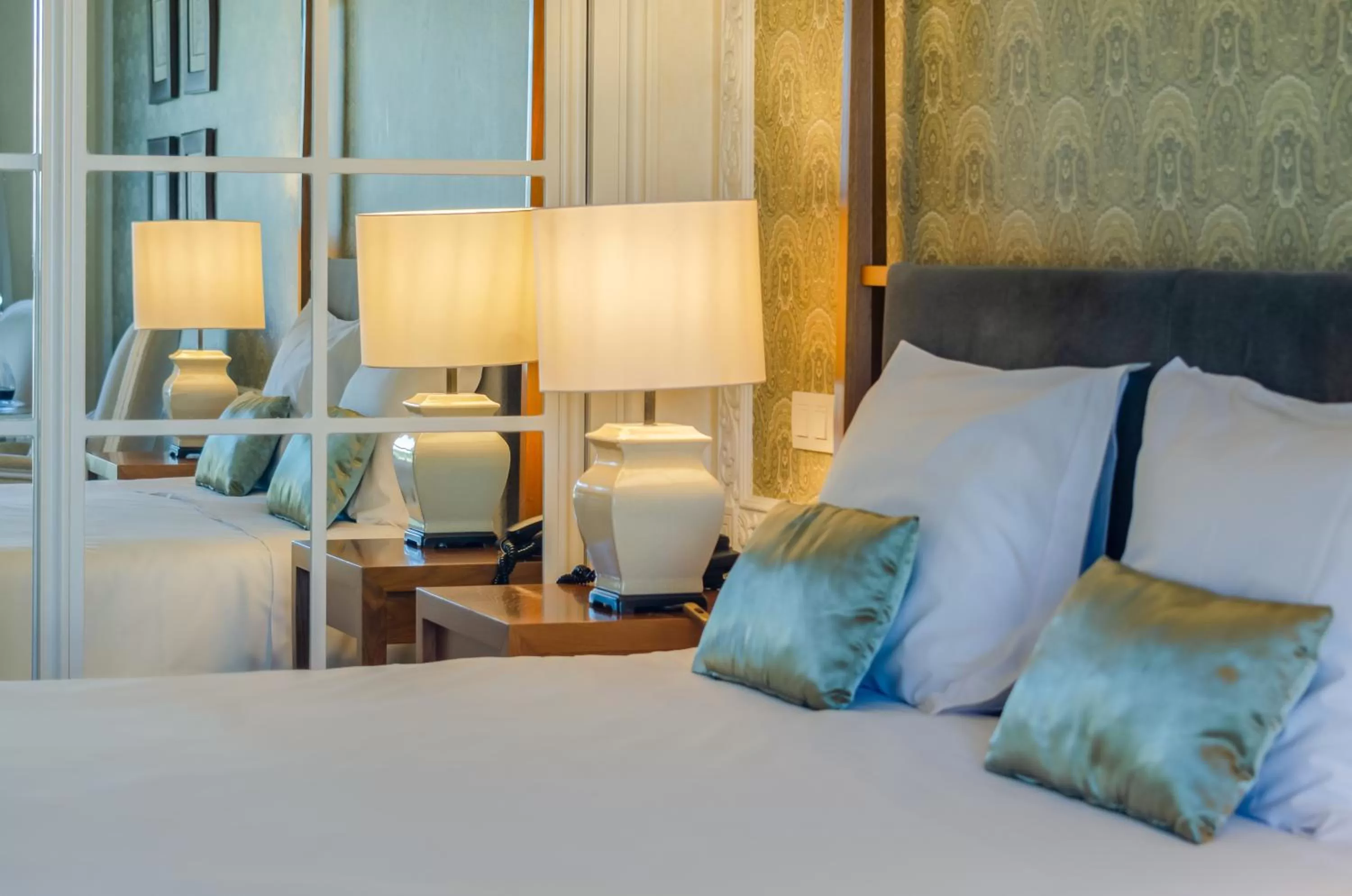 Photo of the whole room, Bed in Olissippo Castelo