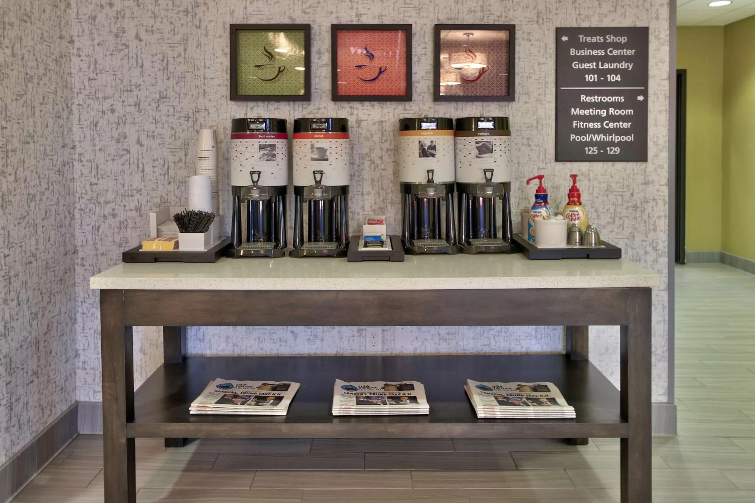 Dining area in Hampton Inn & Suites Albuquerque Airport