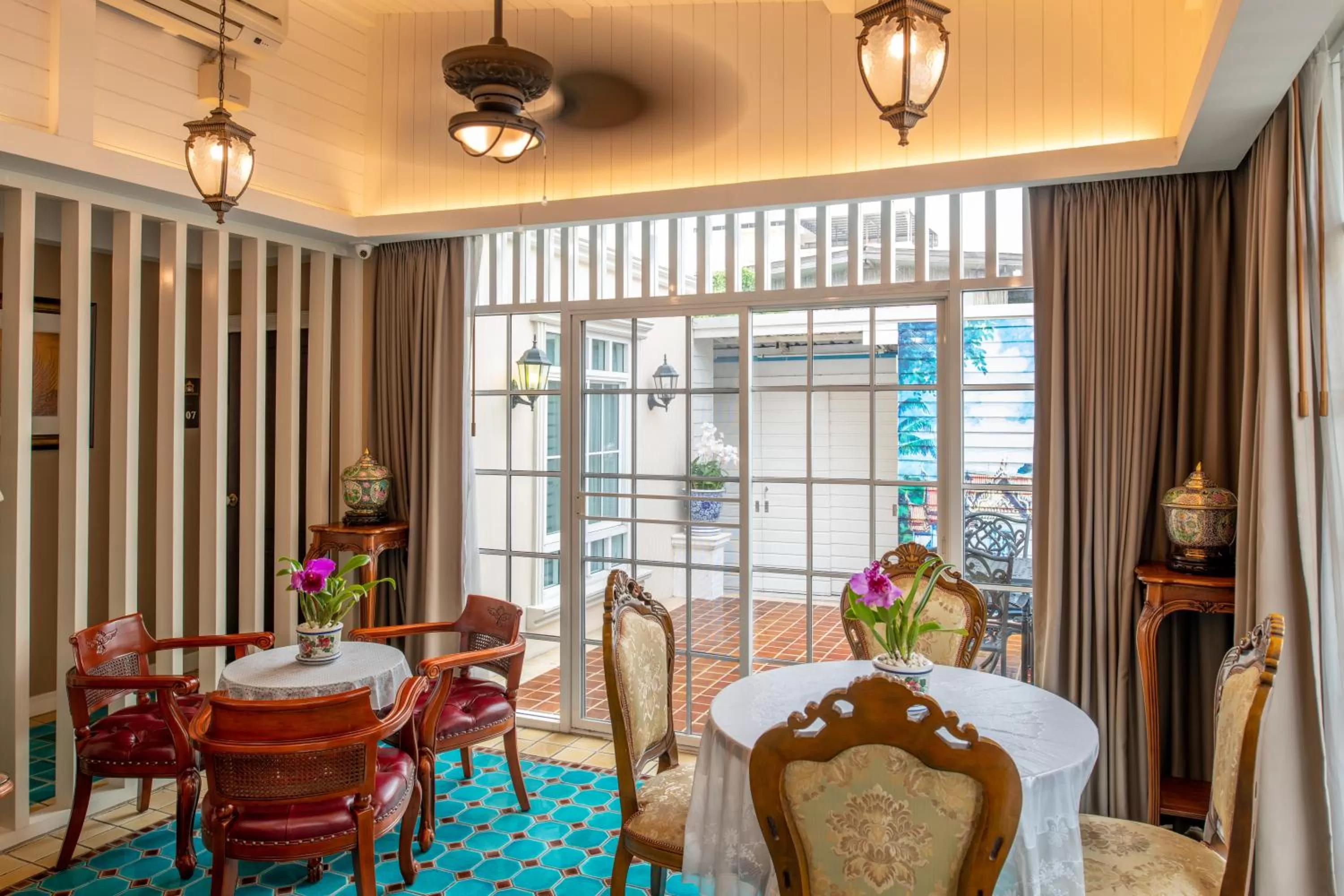 Seating area in The Orchid House 153