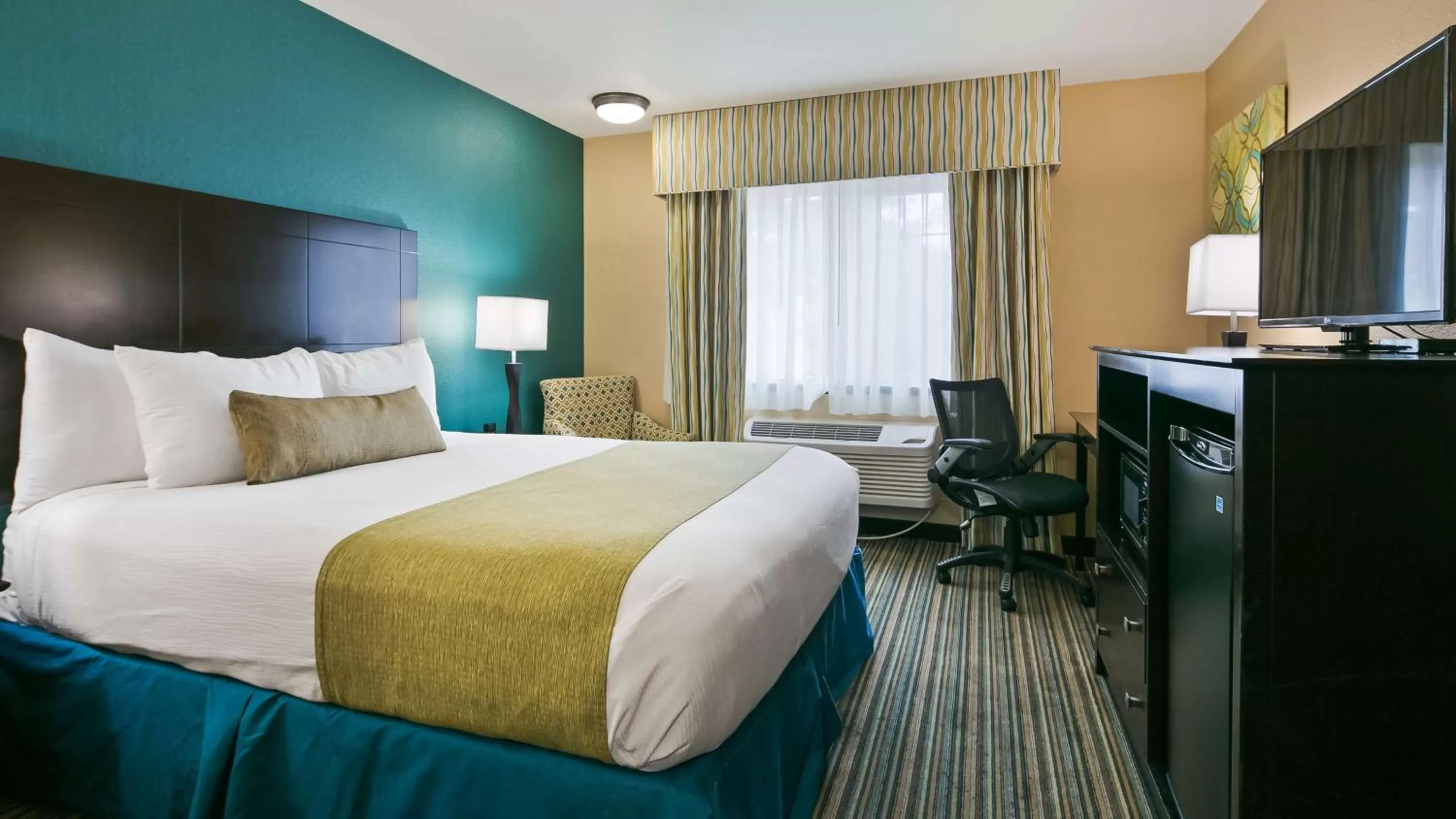 Queen Room in Best Western Long Beach Inn