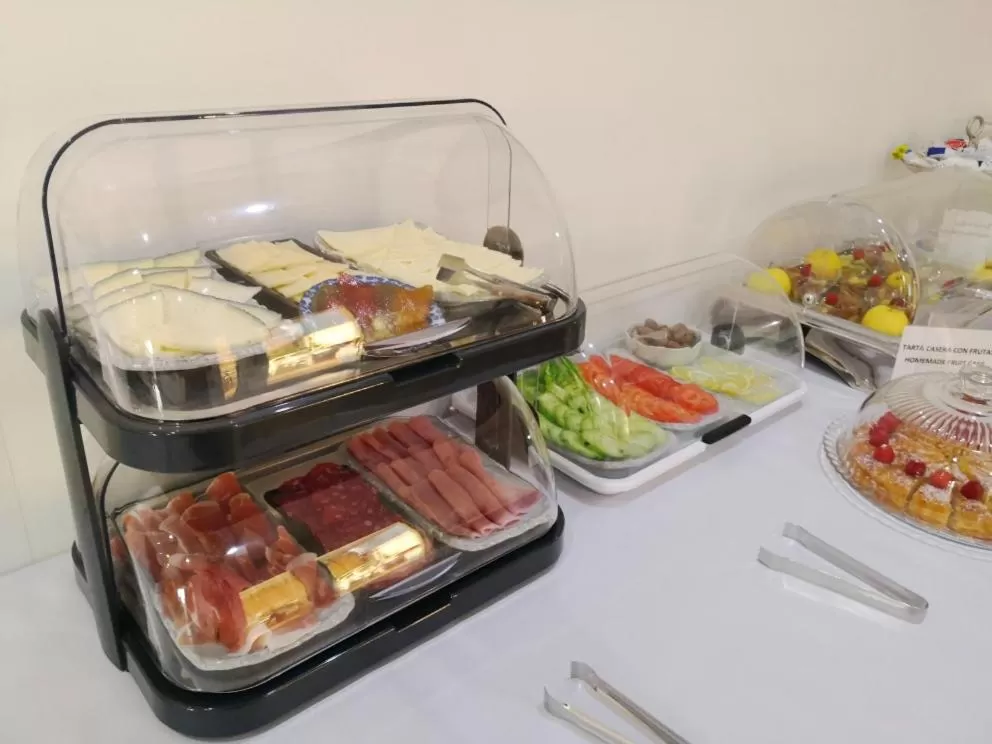 Buffet breakfast in La Luna Blanca