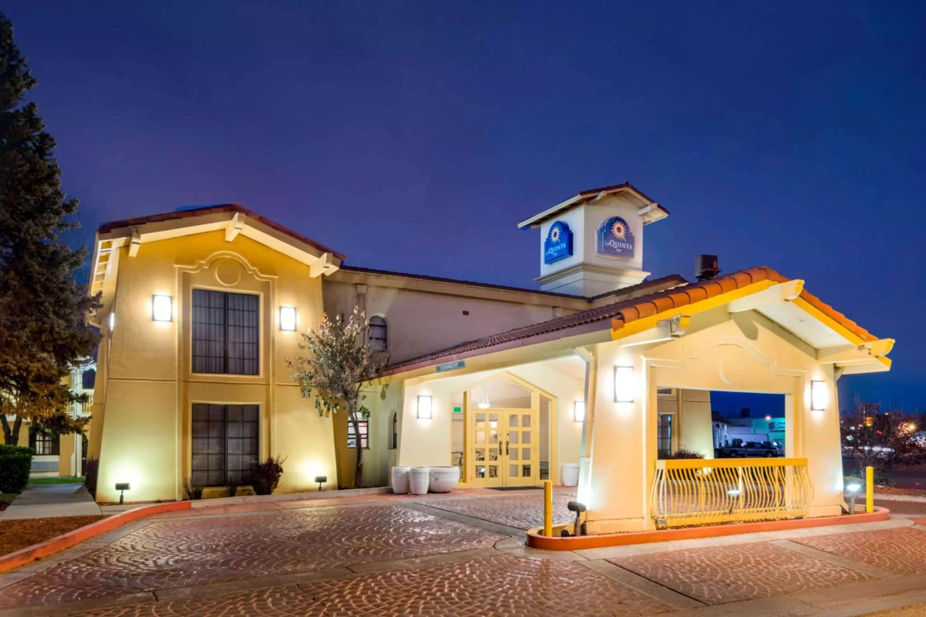 Property building in La Quinta Inn by Wyndham Farmington