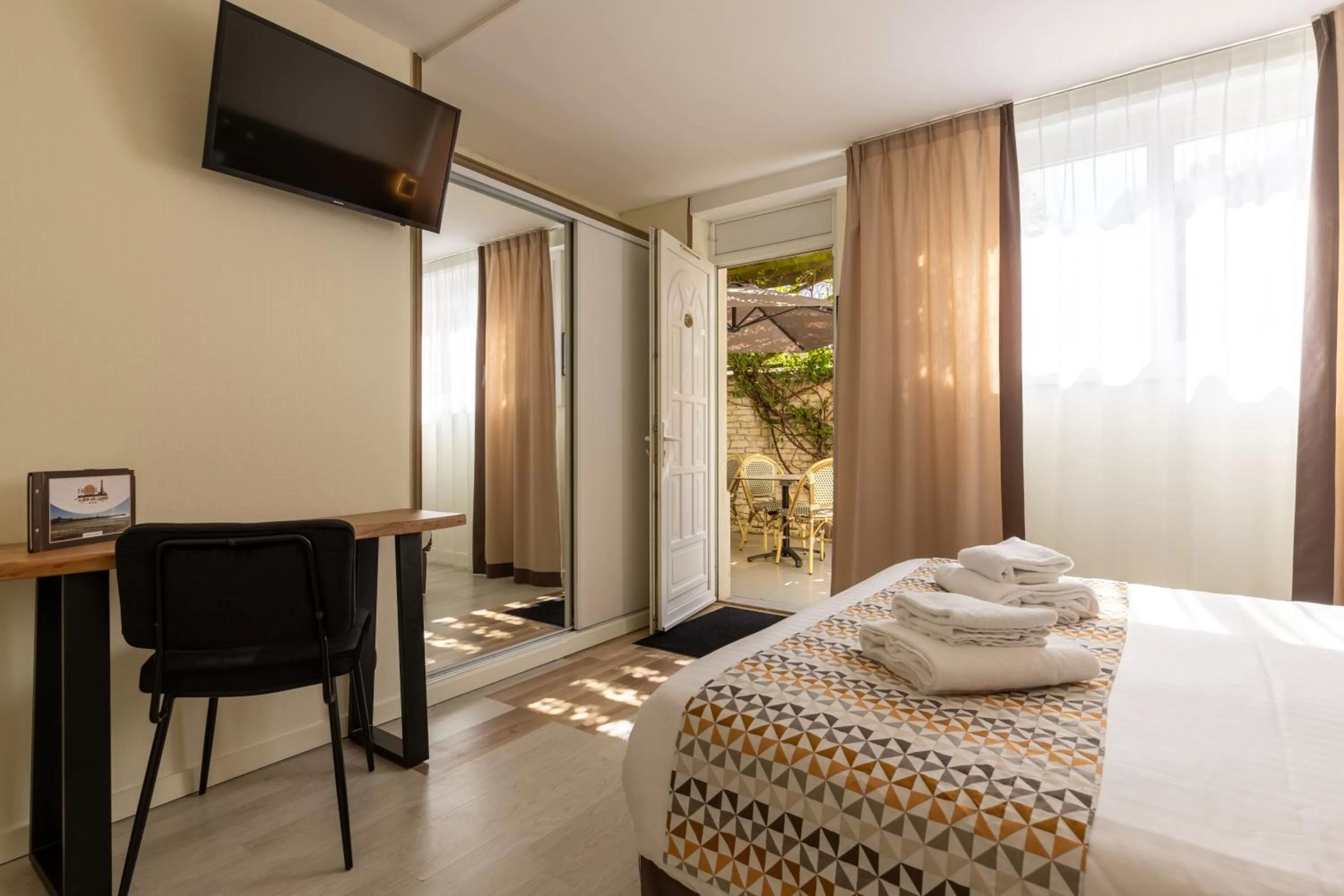 Communal lounge/ TV room, Bed in Logis Hôtel Rêve de Sable