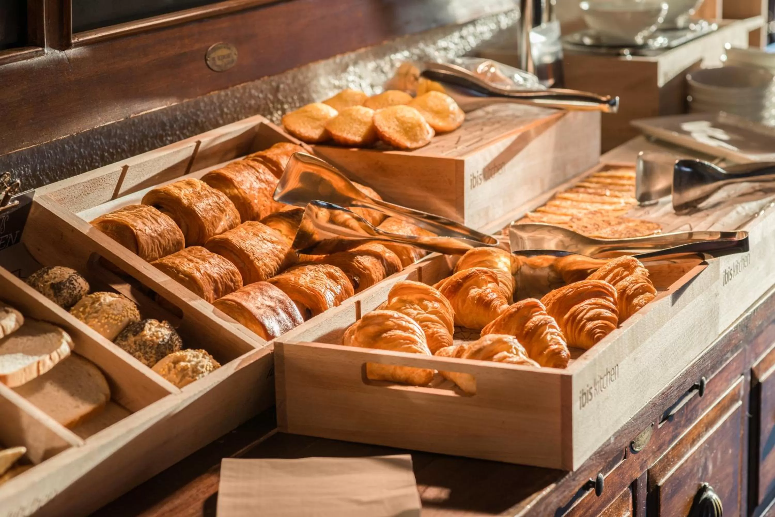 Dining area in ibis Dieppe Le Val Druel