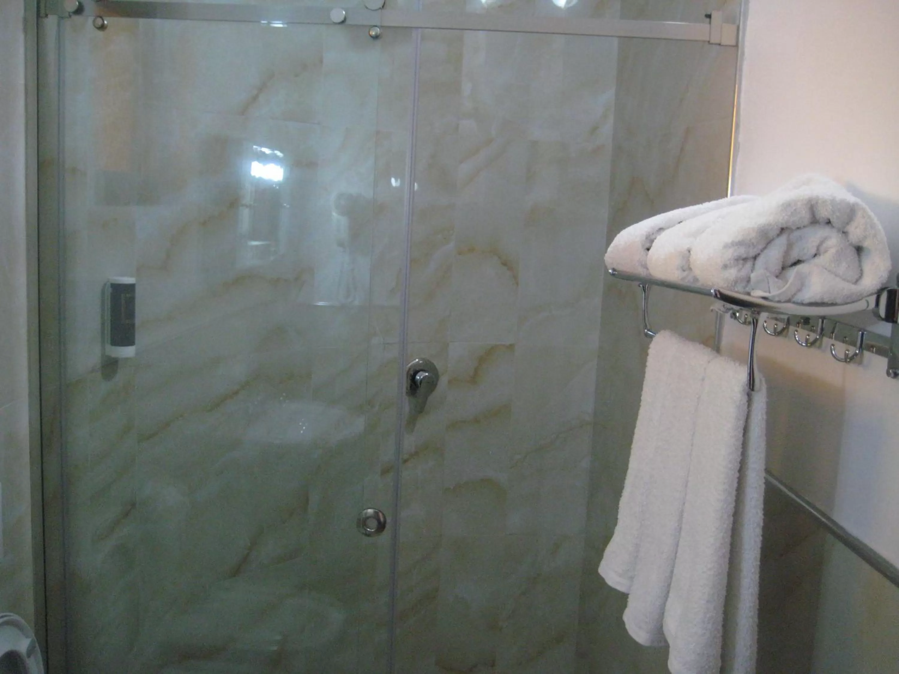 Bathroom in Drini Hotel