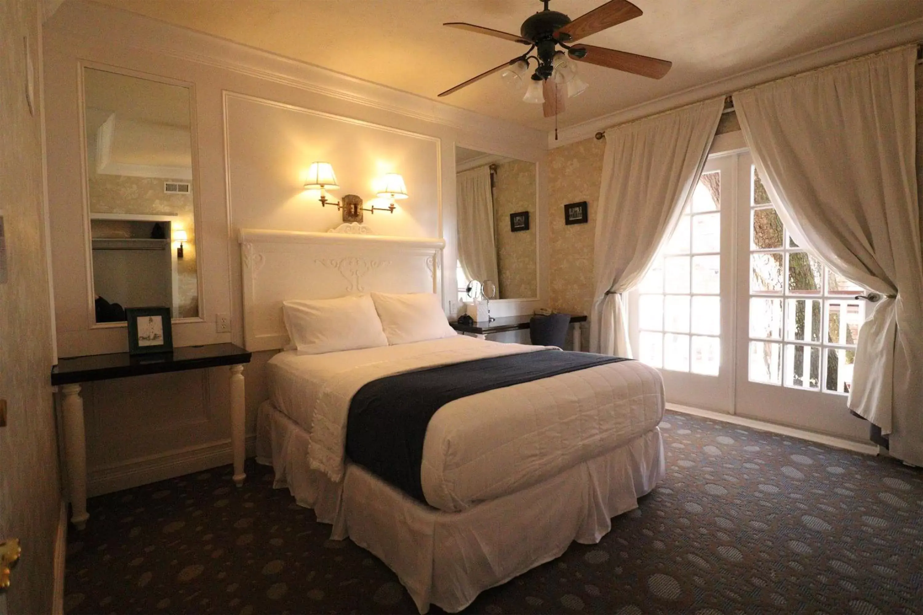 Queen Room - Disability Access in The Riverview Hotel - New Smyrna Beach Queen Room - Disability Access in The Riverview Hotel - New Smyrna Beach