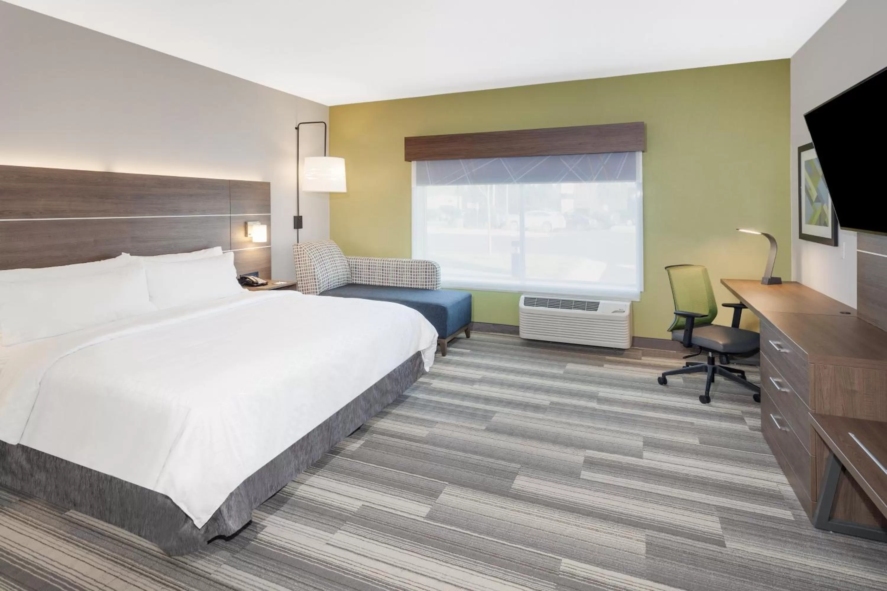 Photo of the whole room, Bed in Holiday Inn Express & Suites - Hudson I-94 by IHG