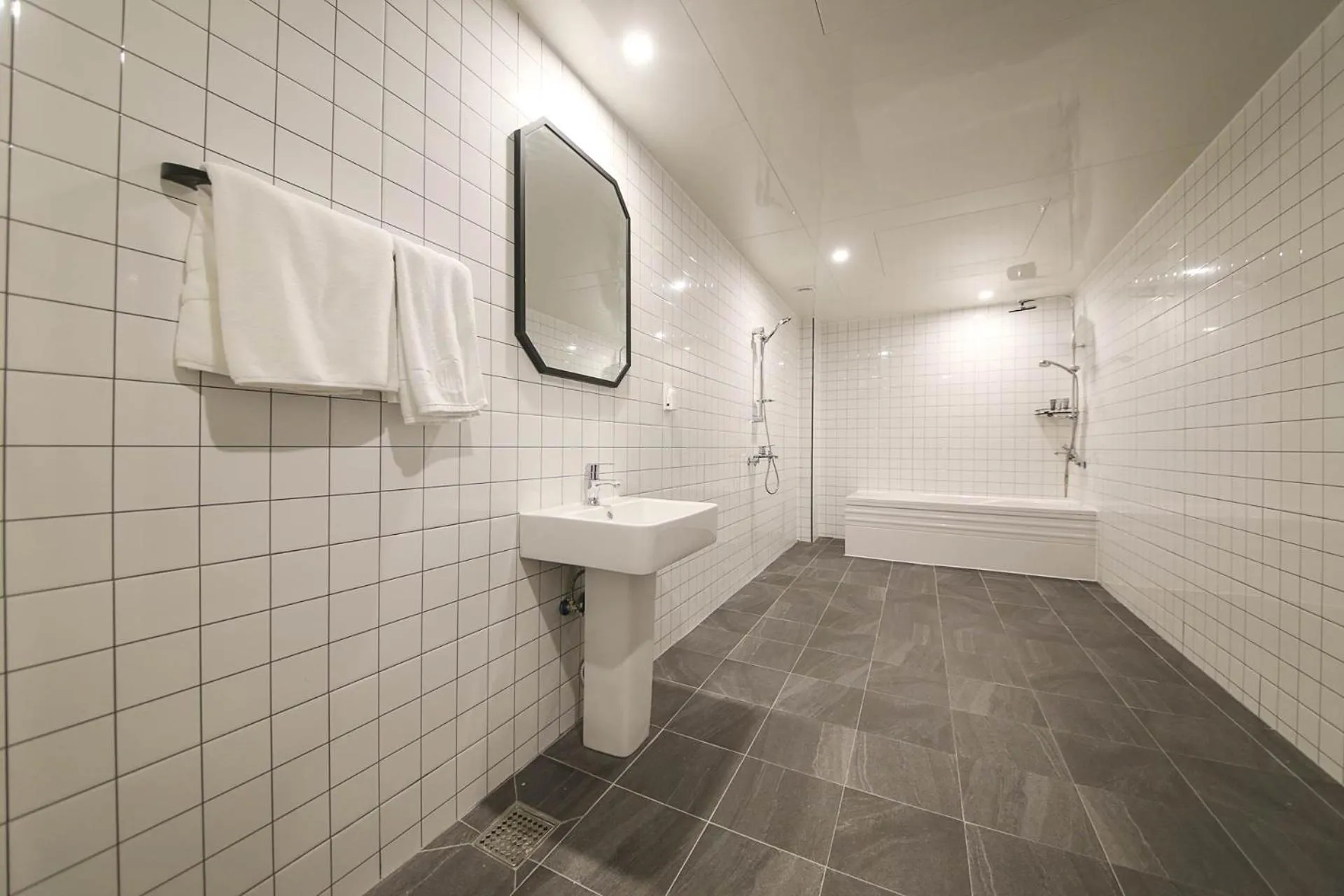 Bathroom in Benikea hotel