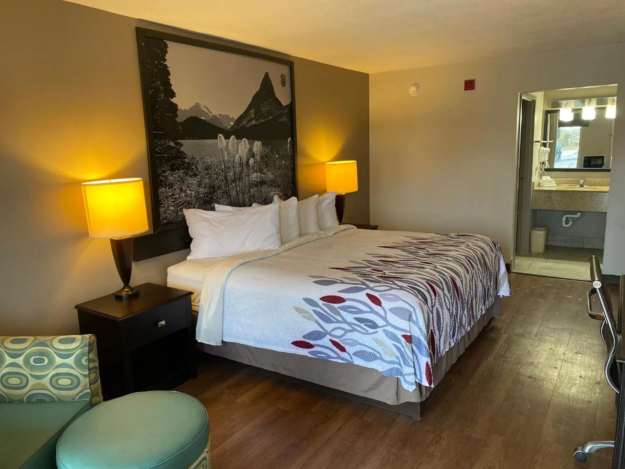 Bedroom, Bed in Red Roof Inn Savannah North I-95 - Port Wentworth