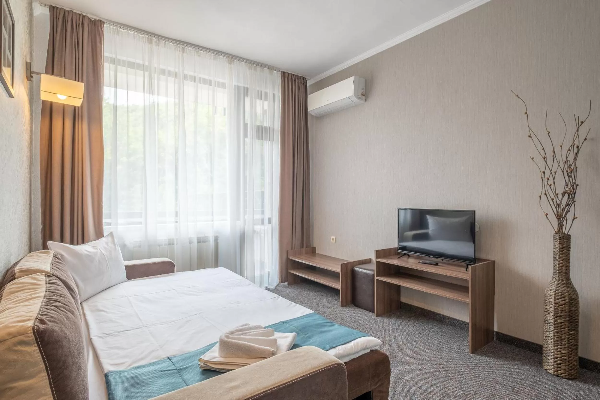 Communal lounge/ TV room, Bed in Park Hotel Asenevtsi