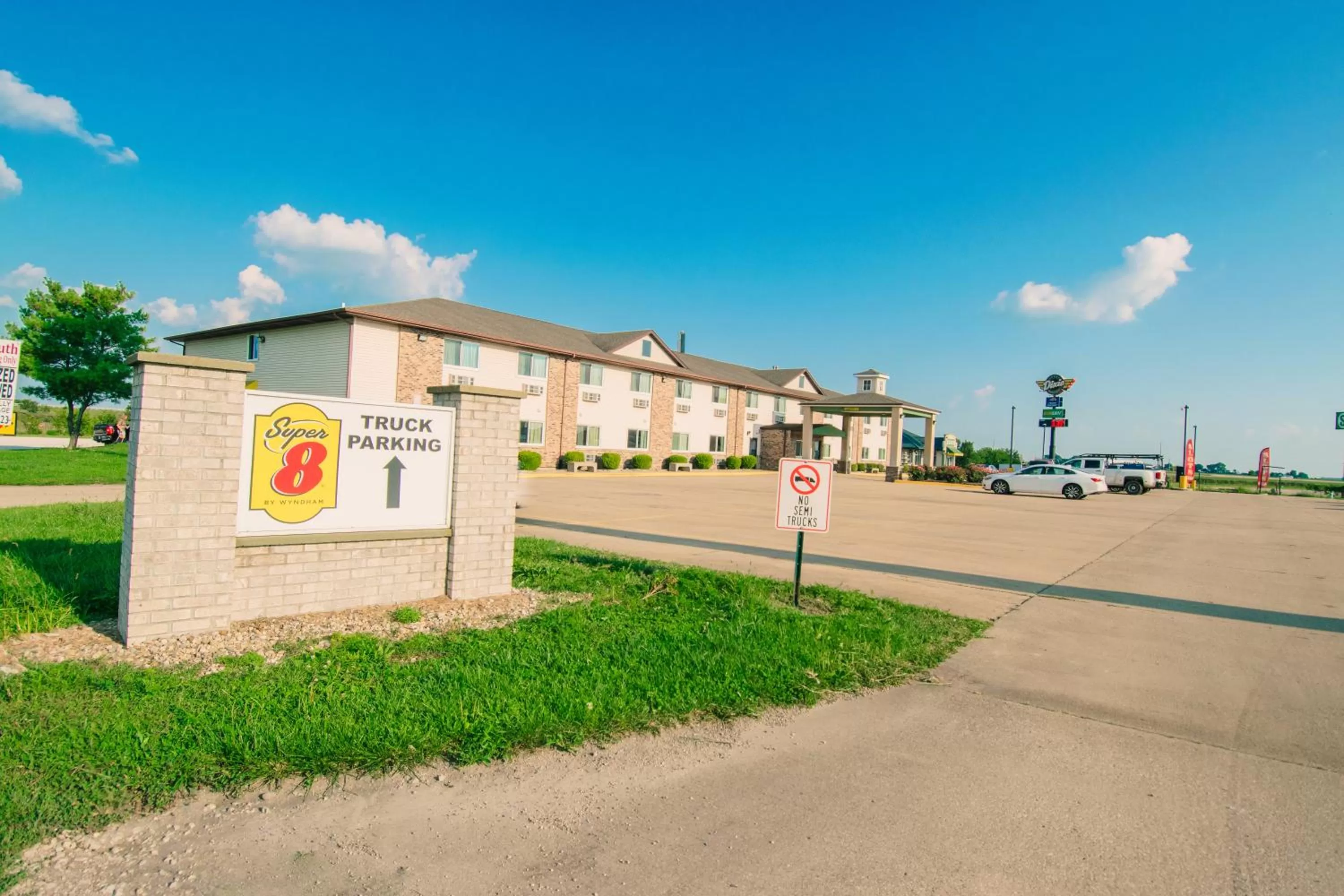 Property building in Super 8 by Wyndham McLean/Bloomington SW