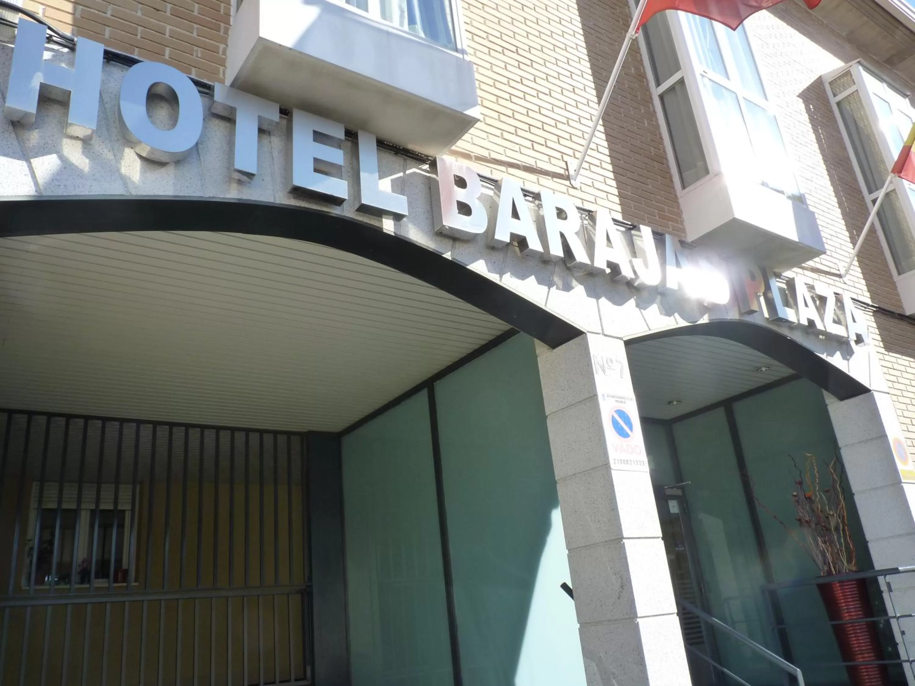 Facade/entrance in Hotel Barajas Plaza