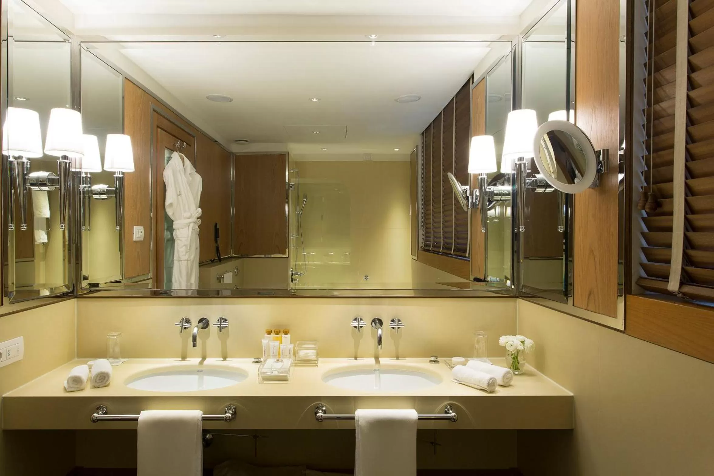 Bathroom in Portrait Firenze - Lungarno Collection