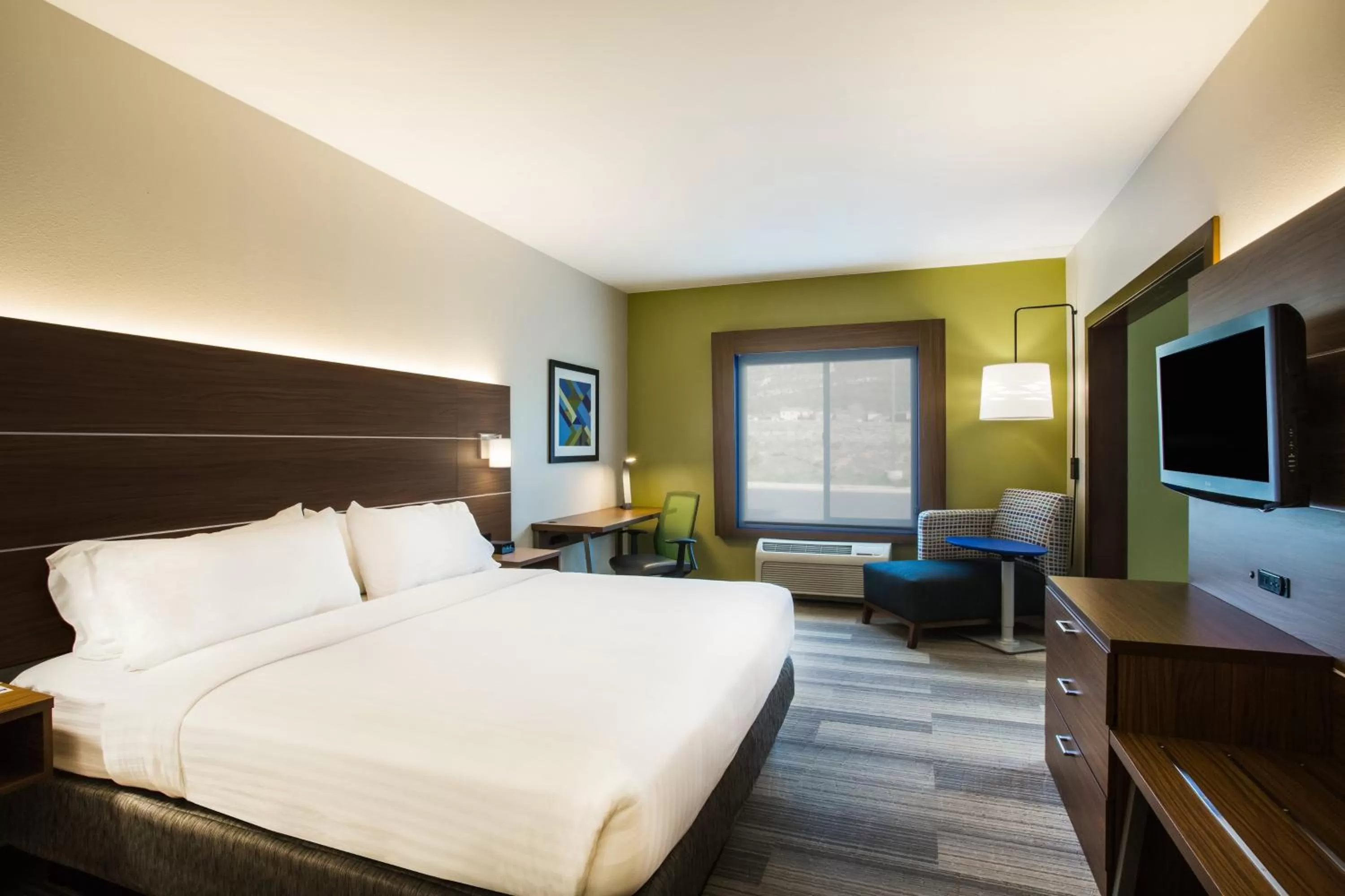 Photo of the whole room, Bed in Holiday Inn Express Hotel & Suites Cedar City by IHG