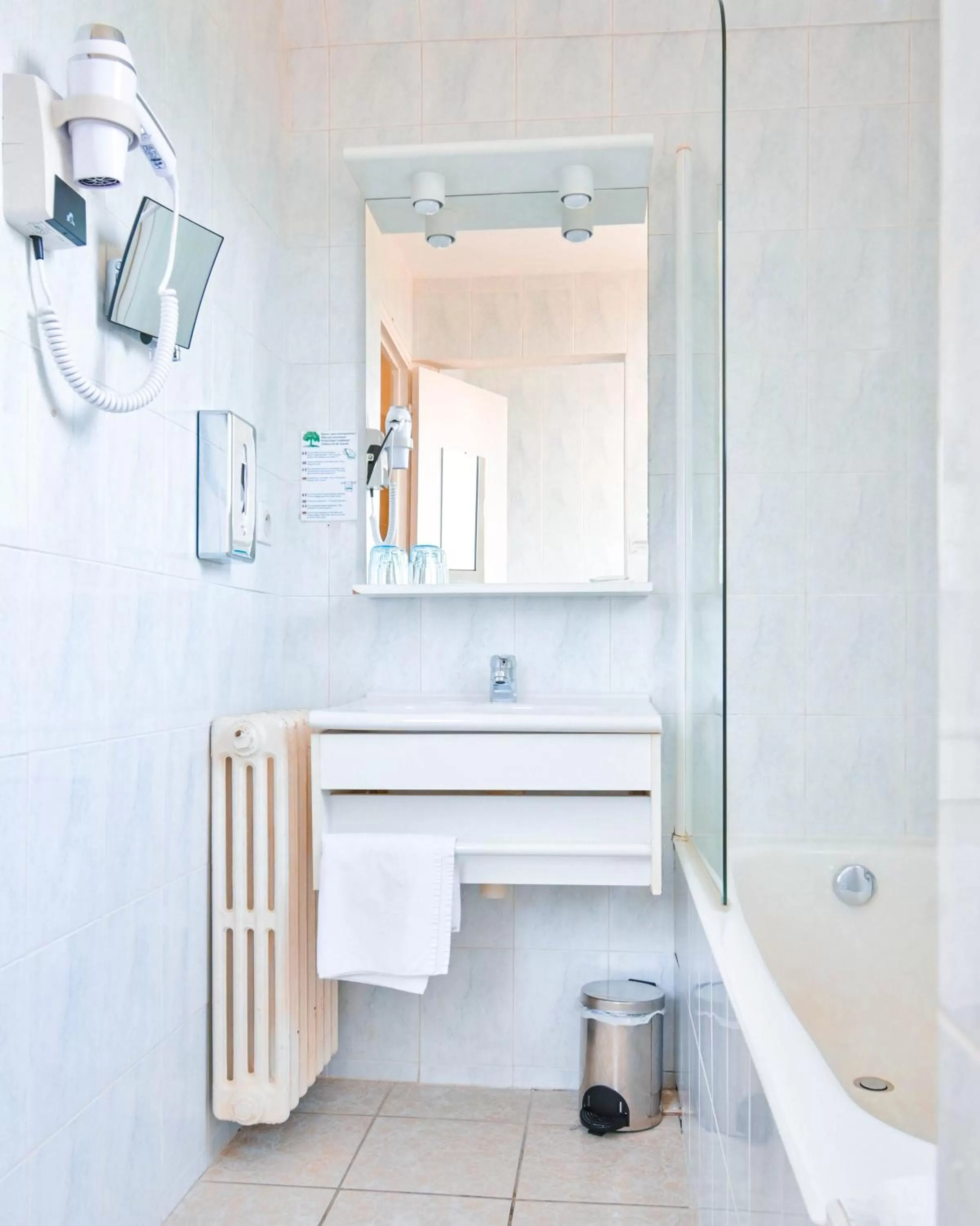 Bedroom in The Originals Boutique, Hôtel du Pont Roupt, Mende