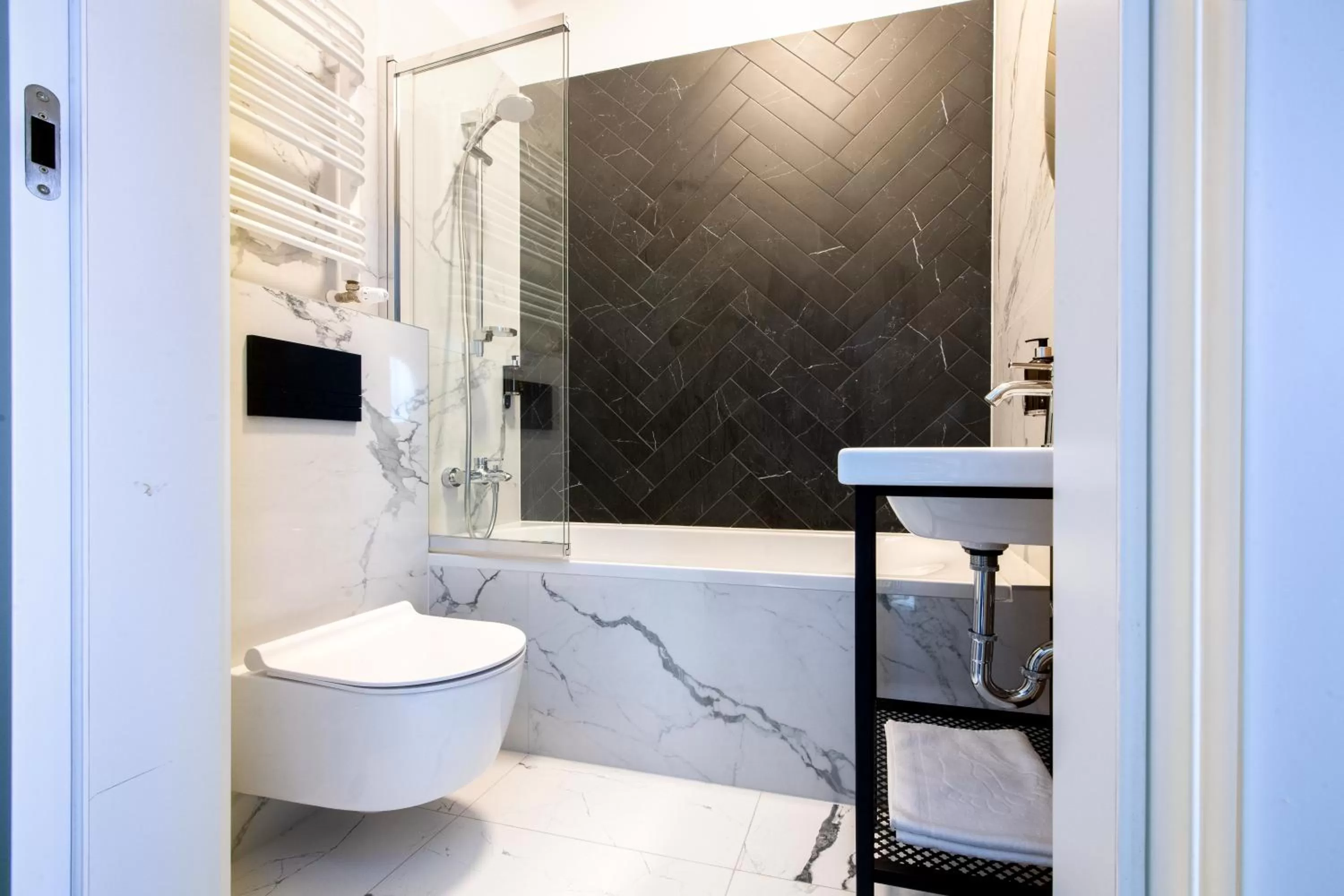 Shower in MR67 Mayera Rapaporta