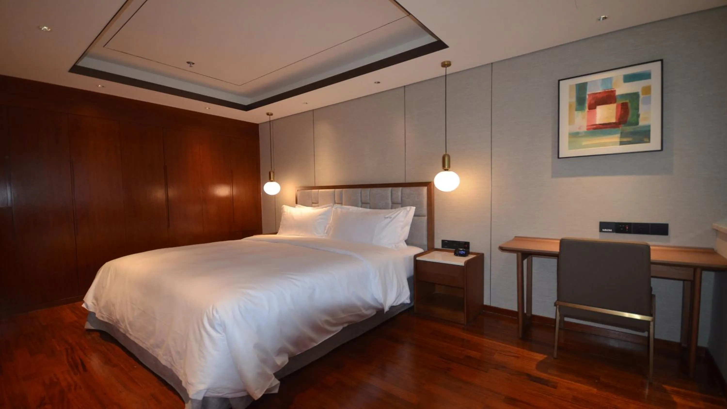 Photo of the whole room, Bed in Holiday Inn Suites Xi'an High-Tech Zone by IHG