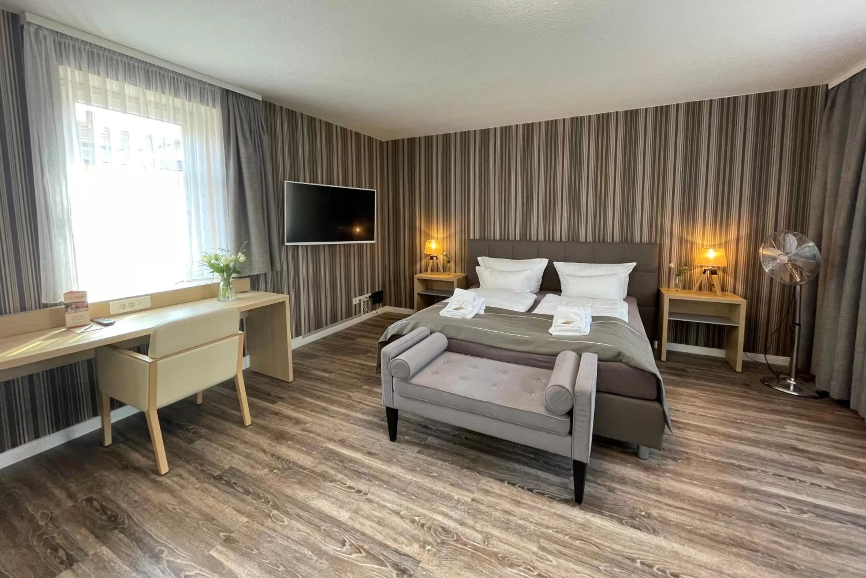 Bedroom, Bed in "Zur Altstadt - Am Fuße der Osterburg" Gaststätte, Pension, FEWO