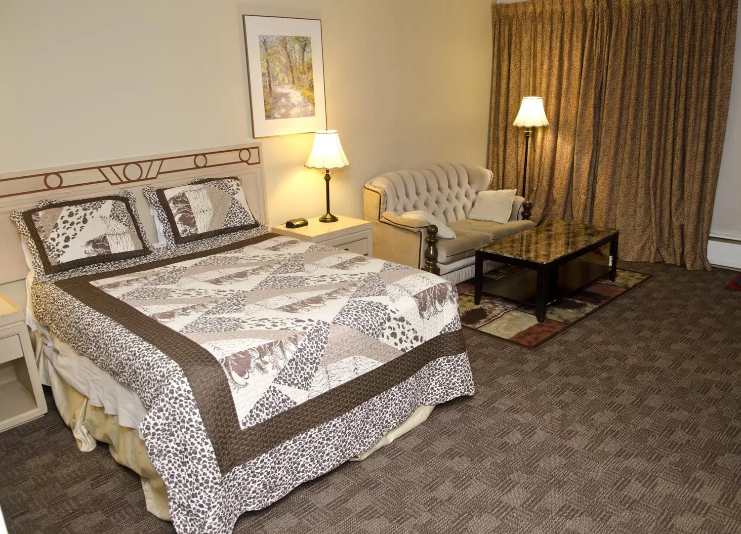 Queen Room - Non-Smoking in Thriftlodge Cochrane