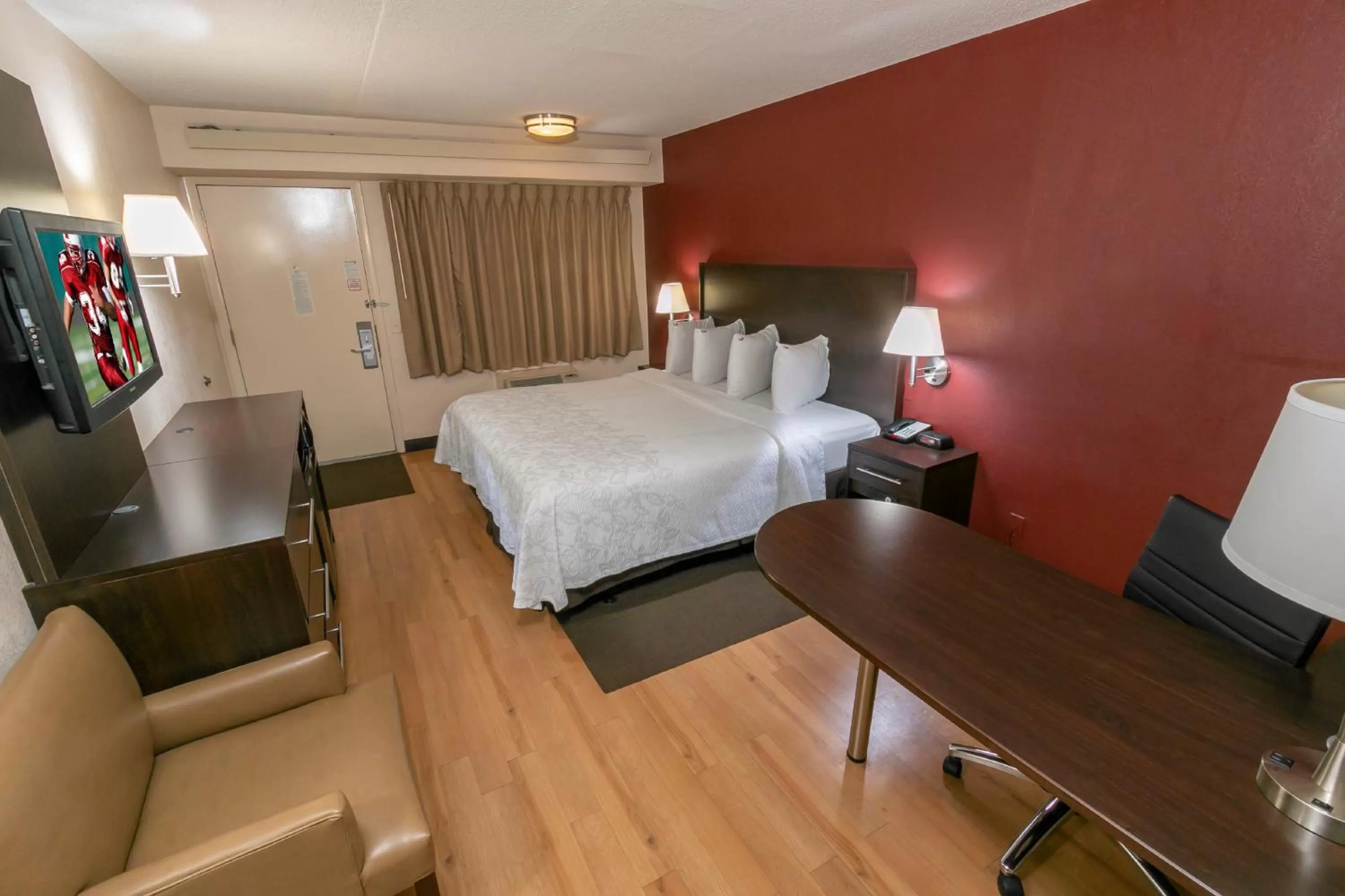 Photo of the whole room, Bed in Red Roof Inn PLUS+ St. Louis - Forest Park / Hampton Ave.