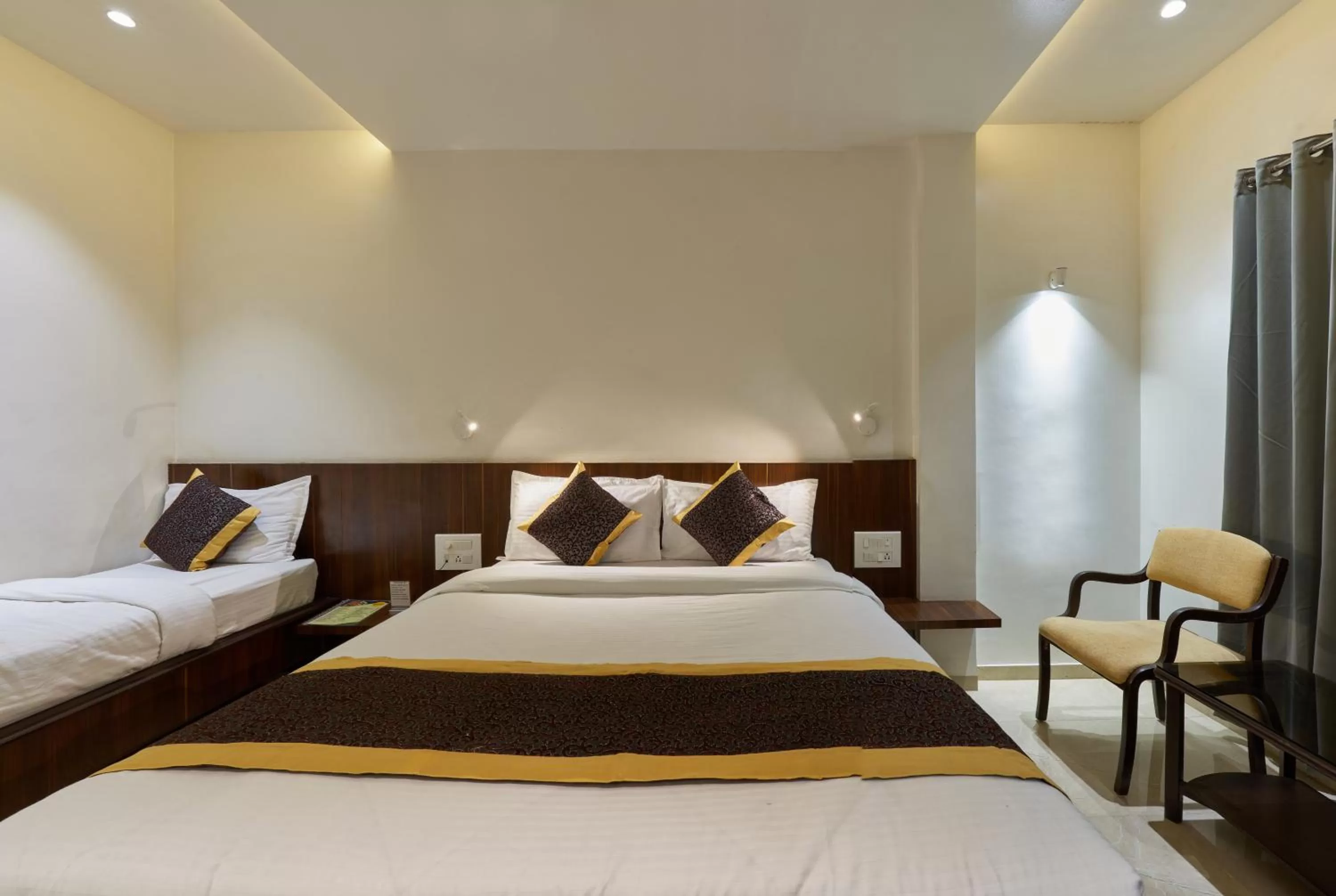 Photo of the whole room, Bed in Hotel Fortune Inn