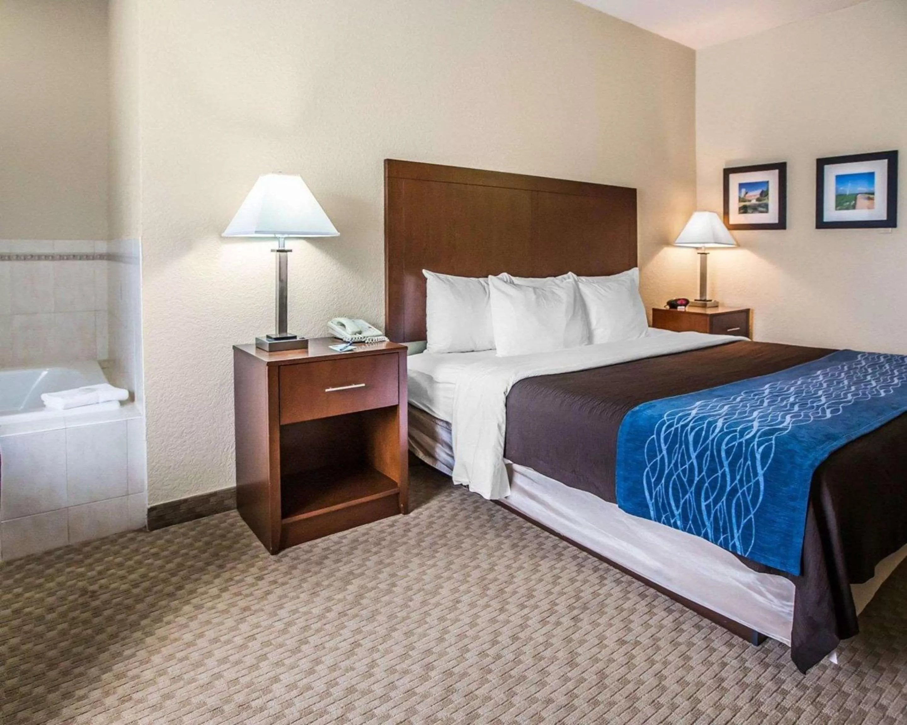 Photo of the whole room, Bed in Quality Inn & Suites Dixon near I-88