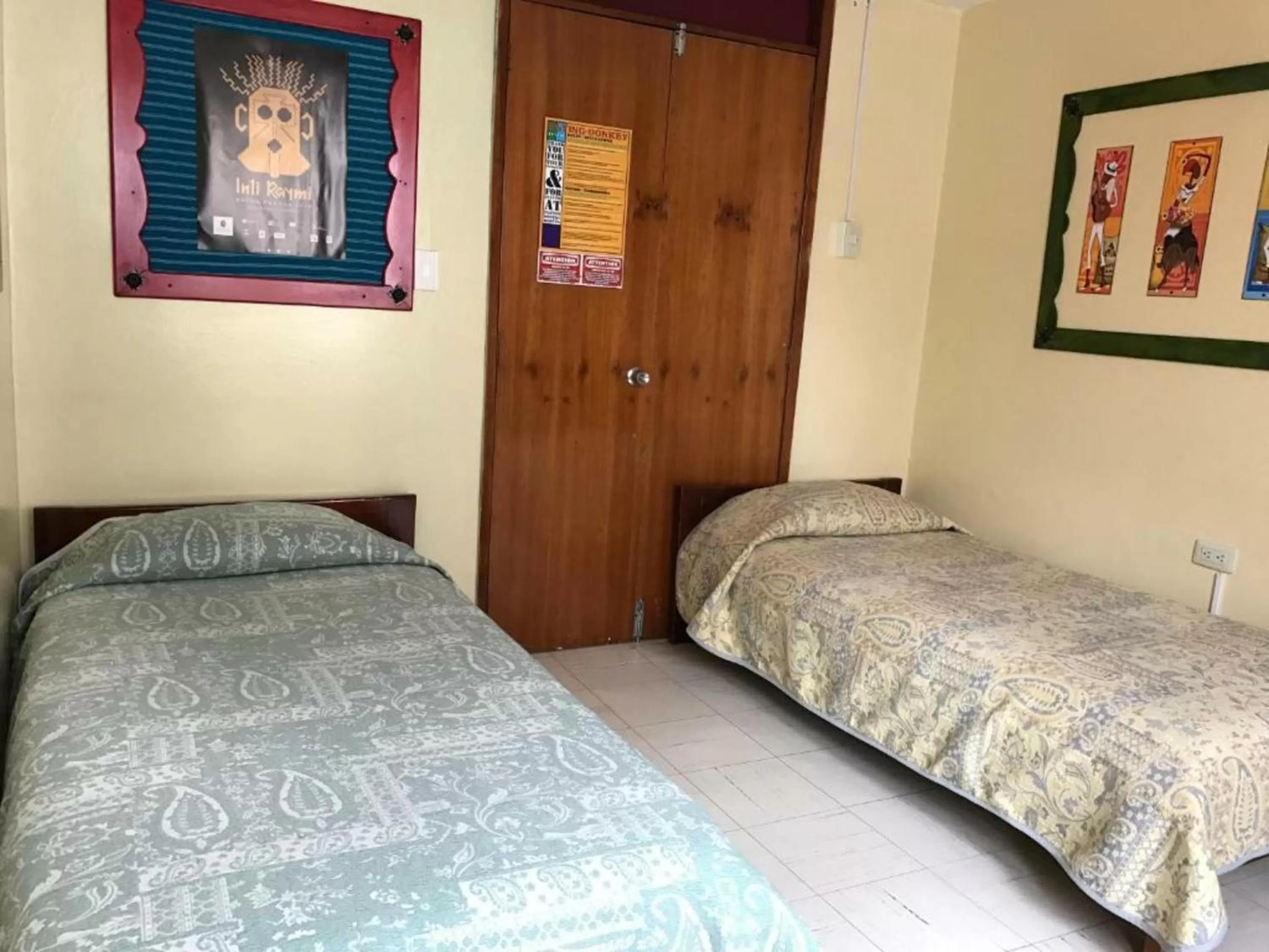 Photo of the whole room, Bed in Flying Donkey