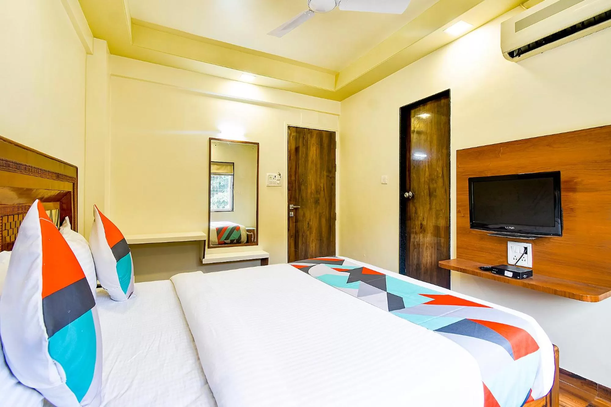 Bedroom, TV/Entertainment Center in FabHotel Nandanvan