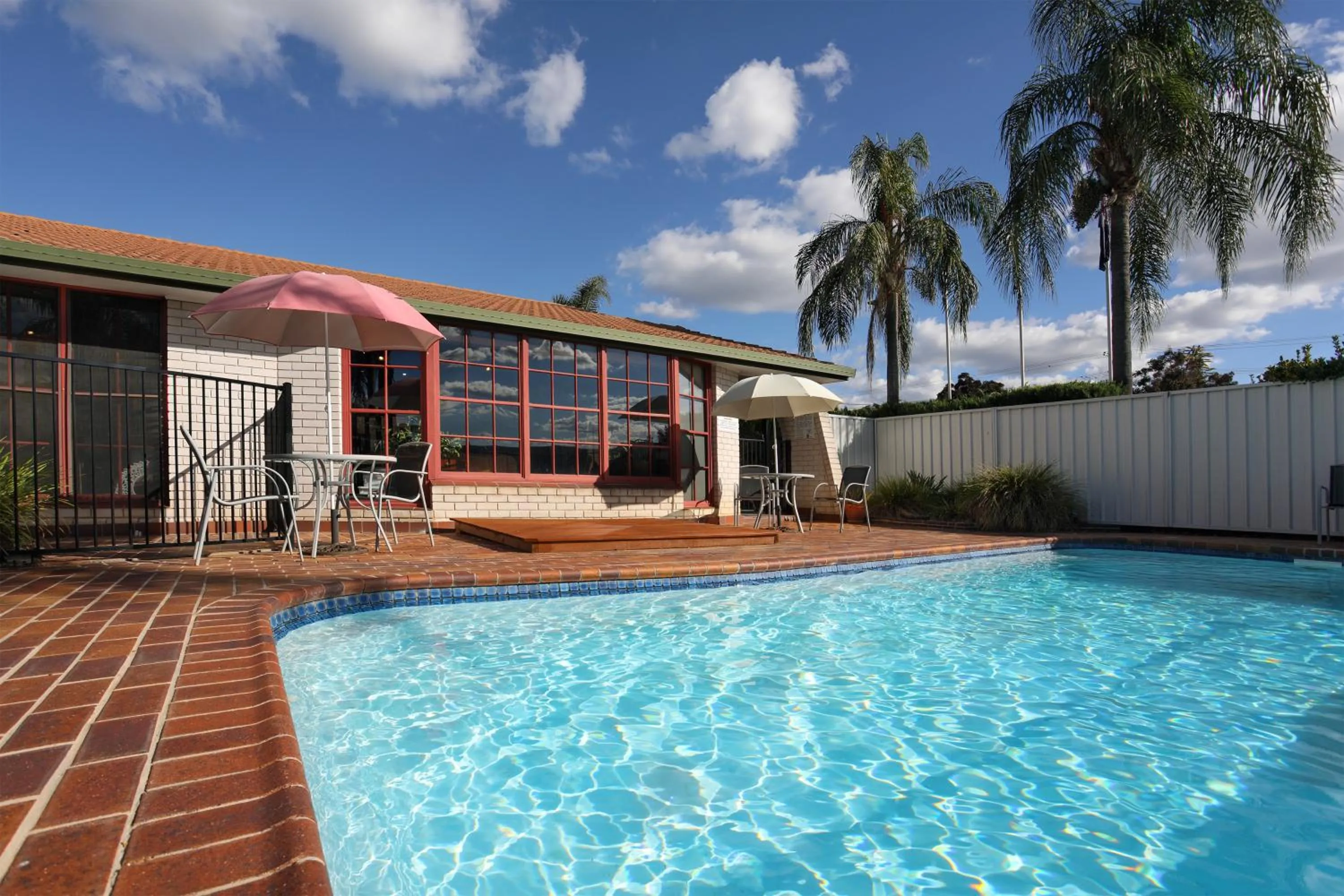 Swimming pool in Tamworth Motor Inn & Cabins