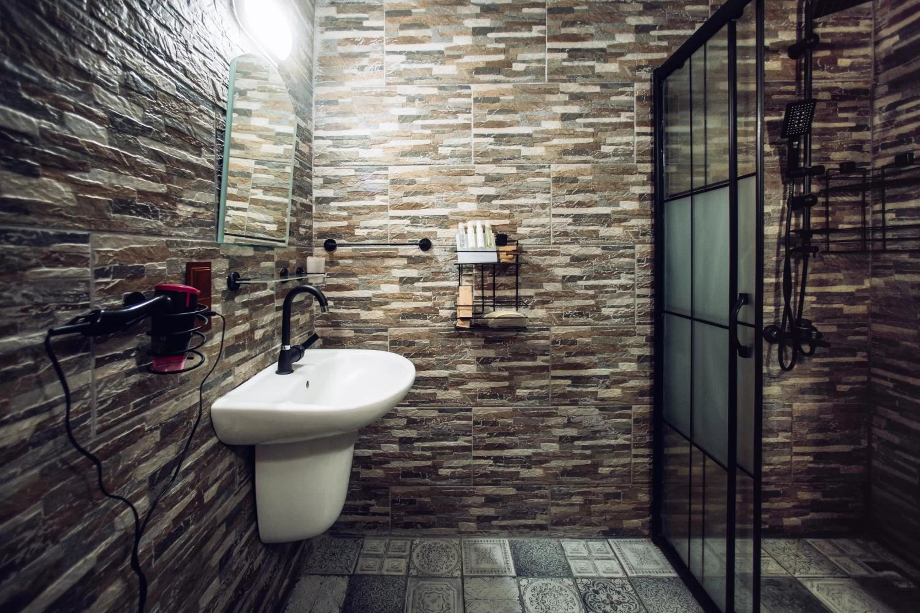 Shower in Azalea Terrace Cave Hotel