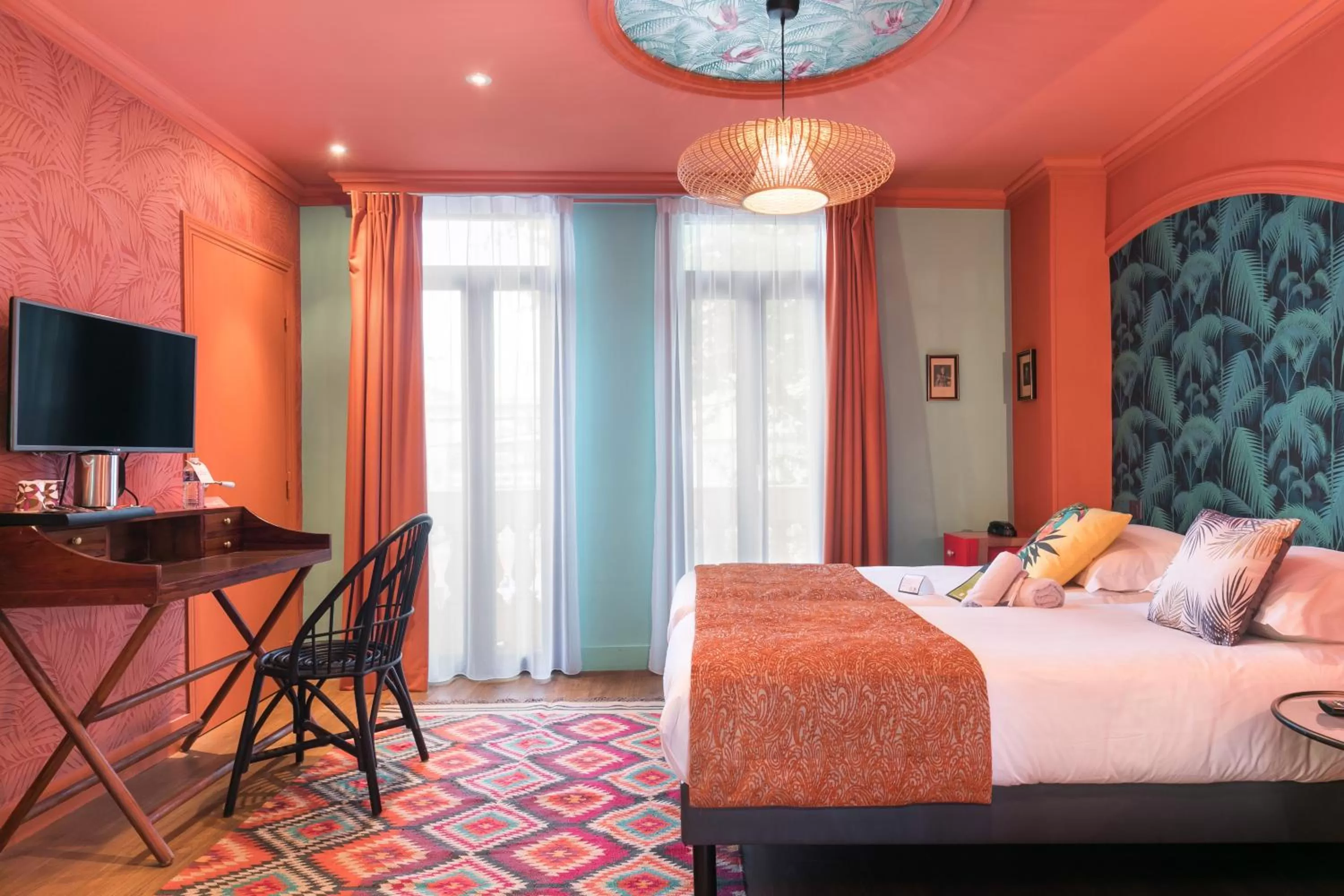 Photo of the whole room, Bed in Villa Bougainville by Happyculture