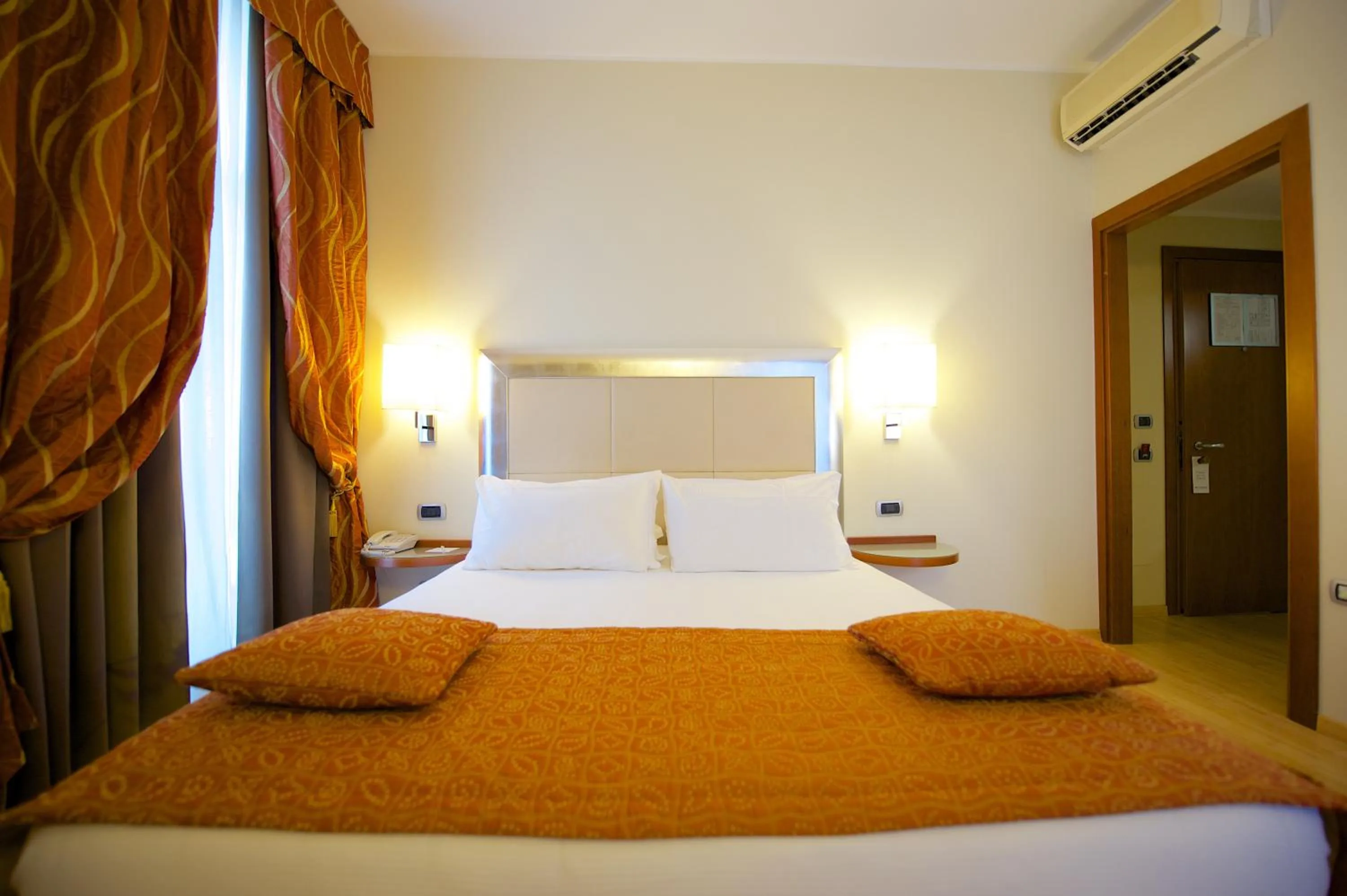 Photo of the whole room, Bed in Best Western Crystal Palace Hotel